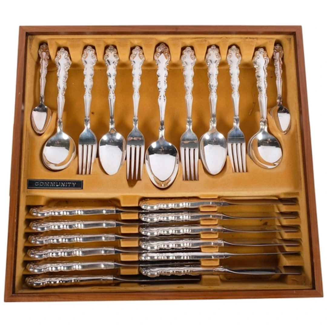 A Community silver plated canteen of cutlery for 6 people, i...