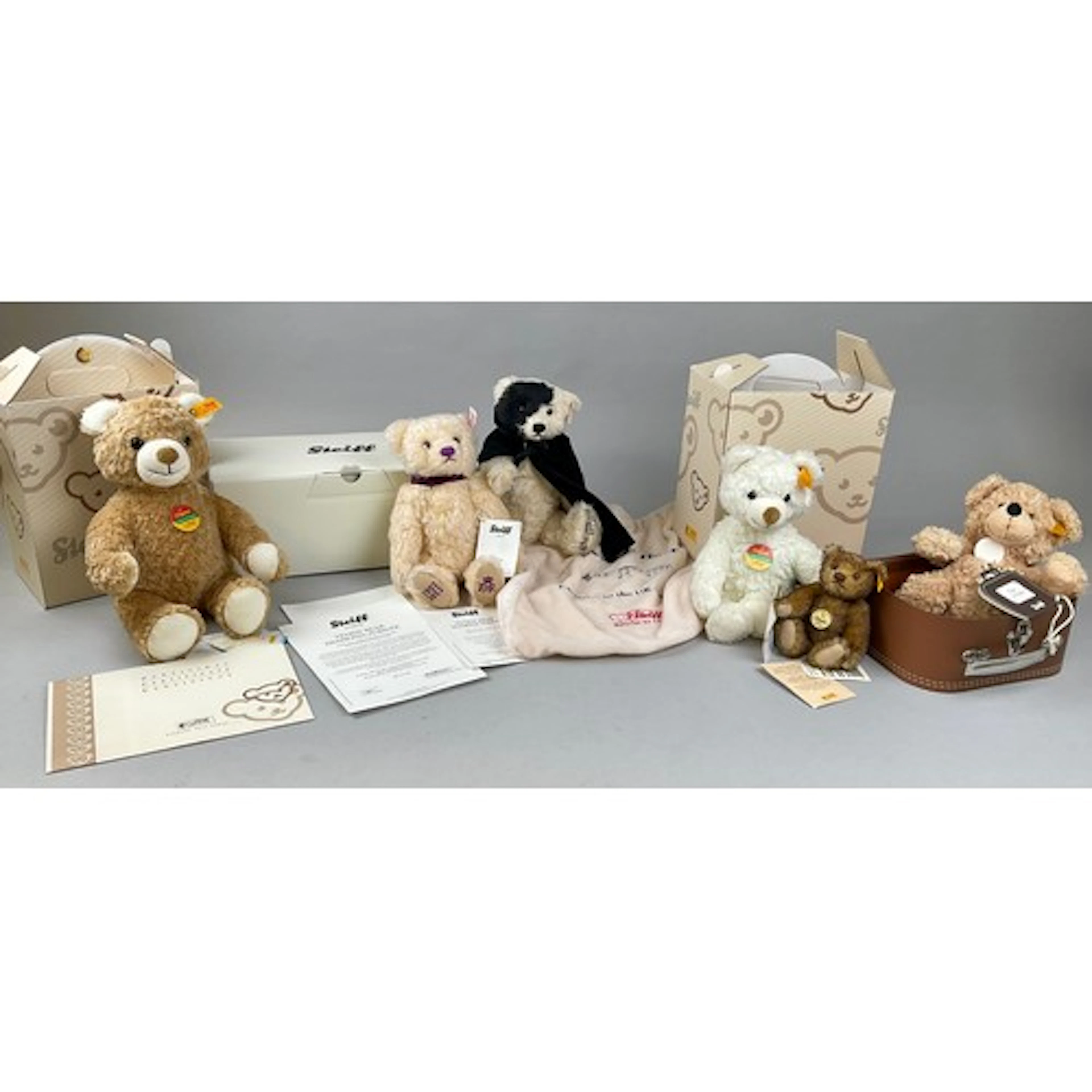 Steiff - an Elizabeth II Diamond Jubilee bear, Danbury Mint ...