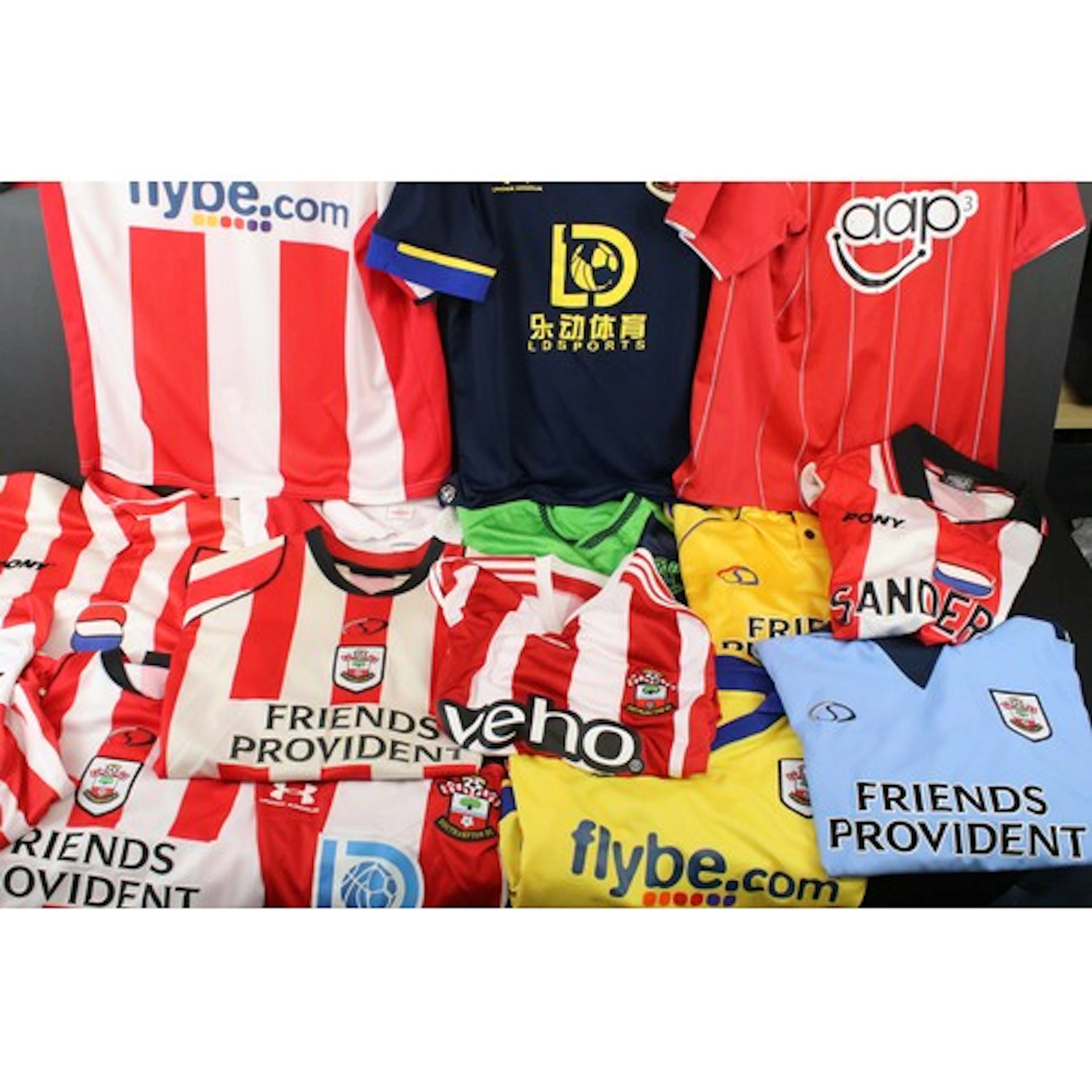 15 Southampton football shirts to include 1995/97 home L, 20...