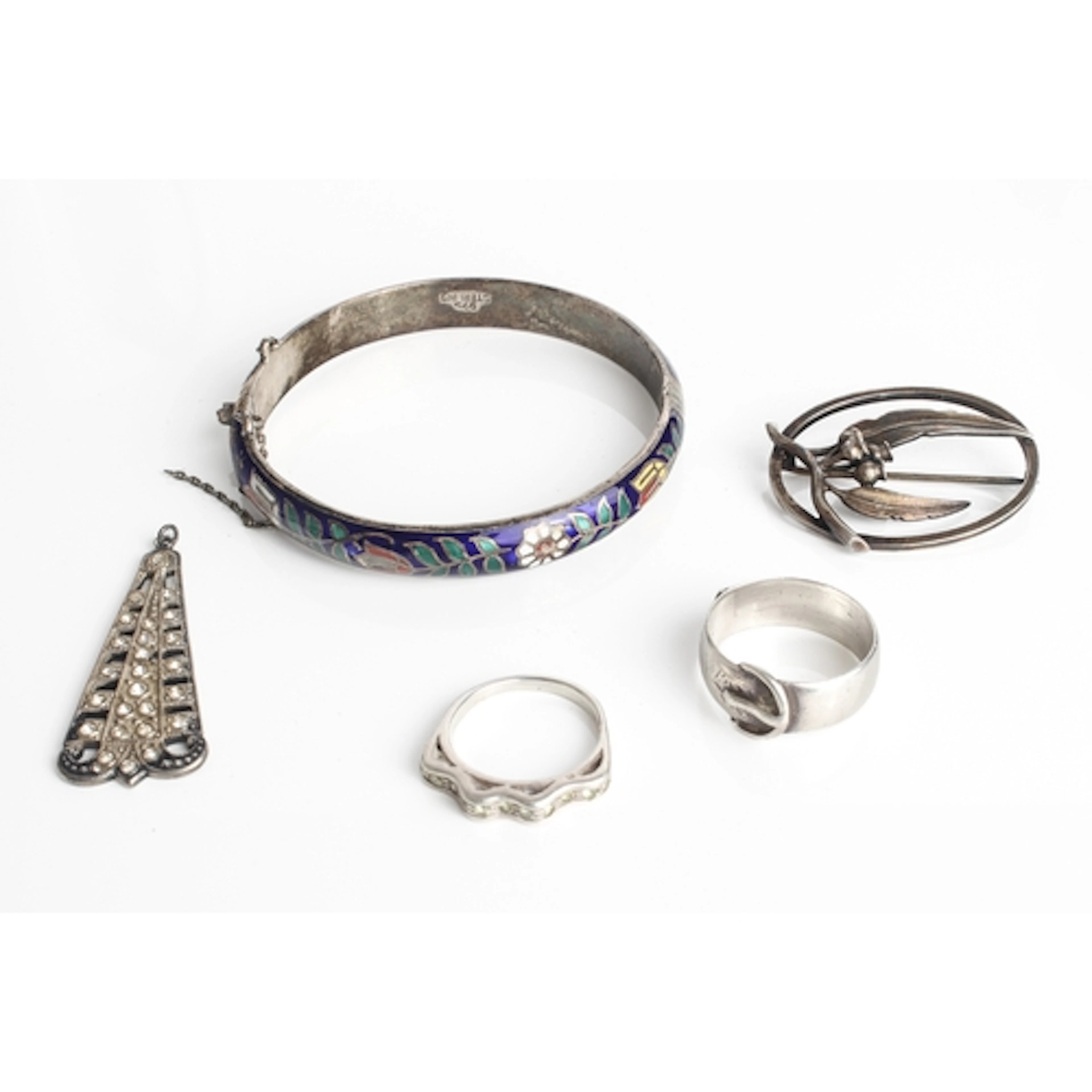 Four pieces of silver jewellery - including an enamelled hin...