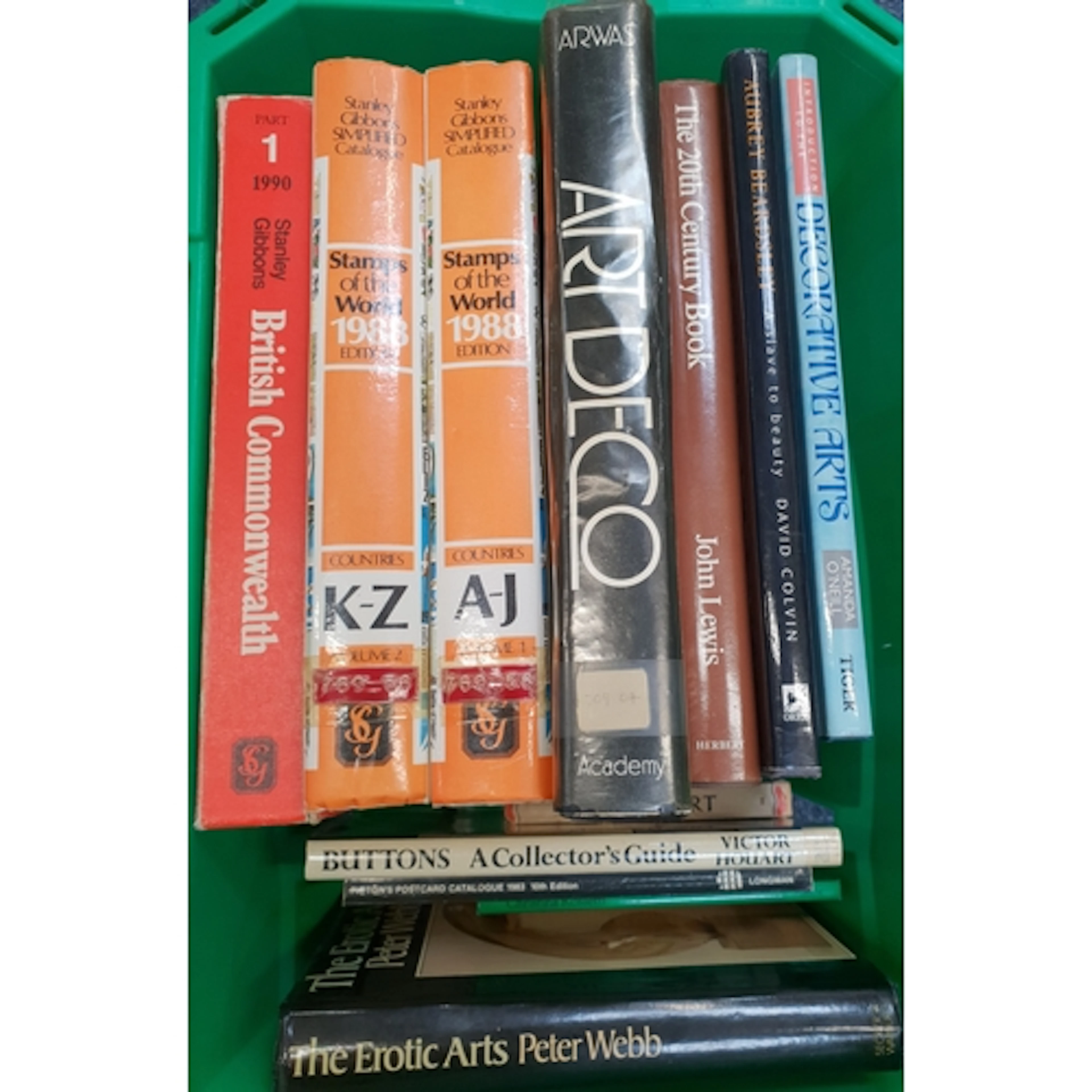 COLLECTION OF BOOKS ON THE TOPIC OF ART, DESIGN AND COLLECTI...