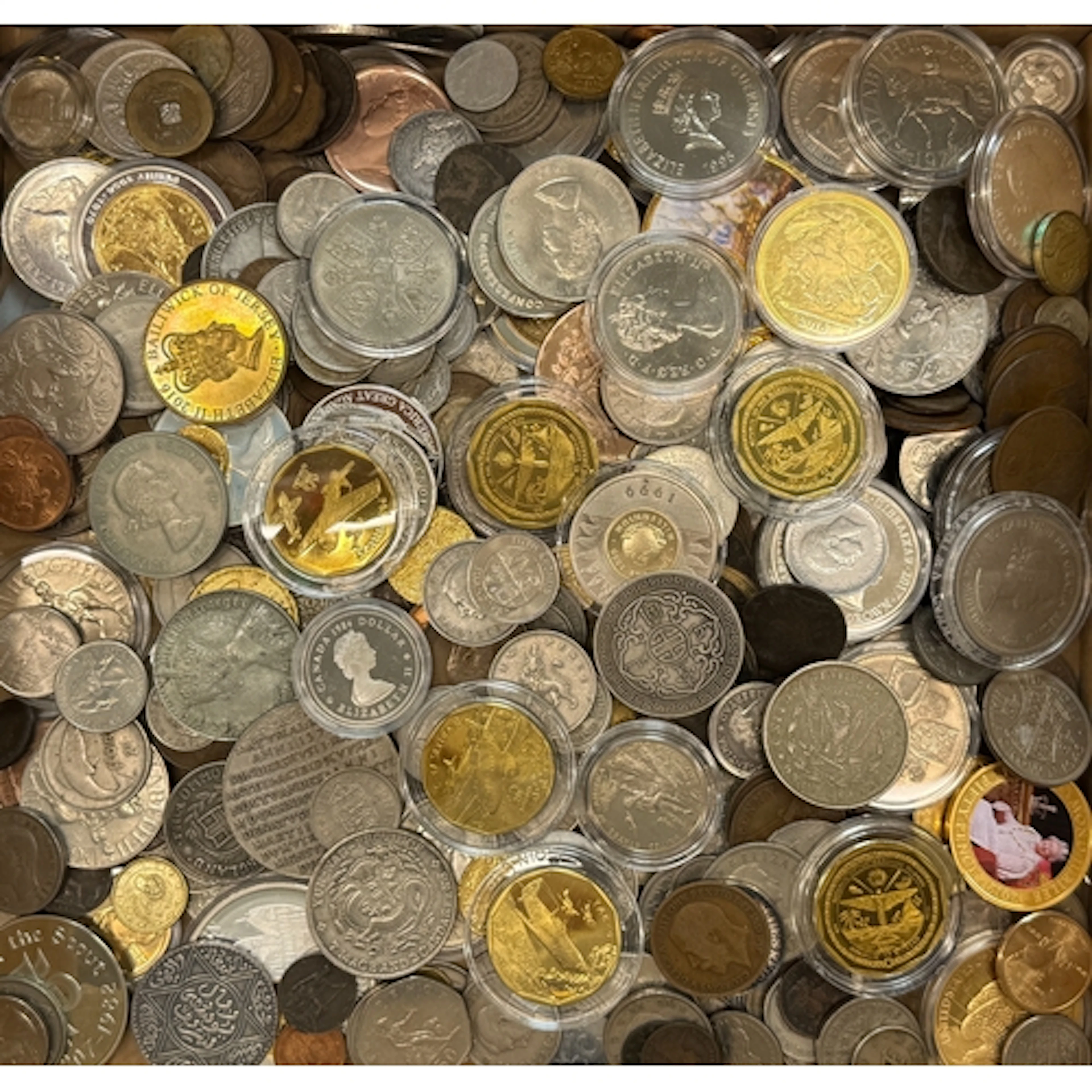 A large accumulation of mainly modern World coins, some enca...