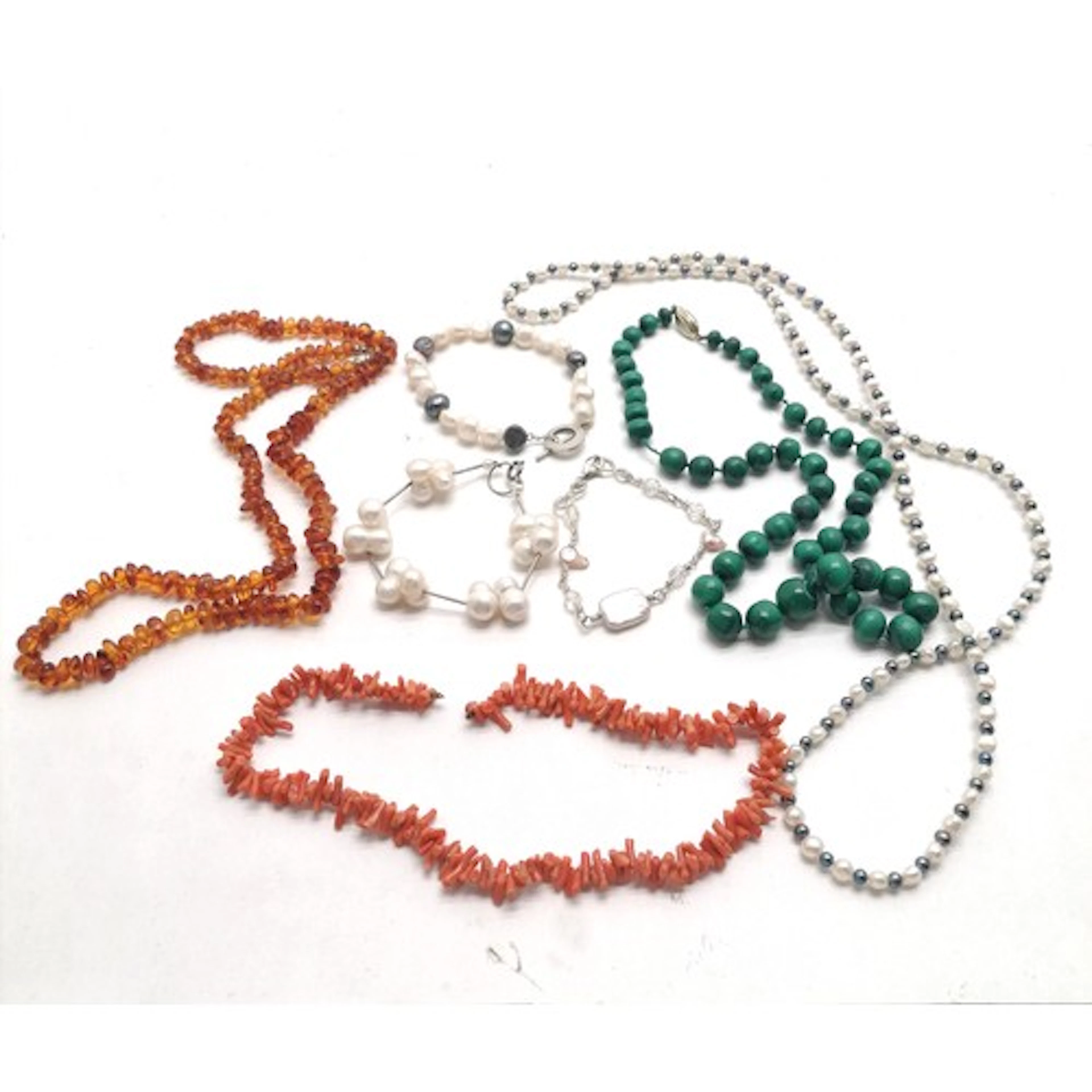 14ct (585) marked gold clasp malachite strand of beads (52cm...
