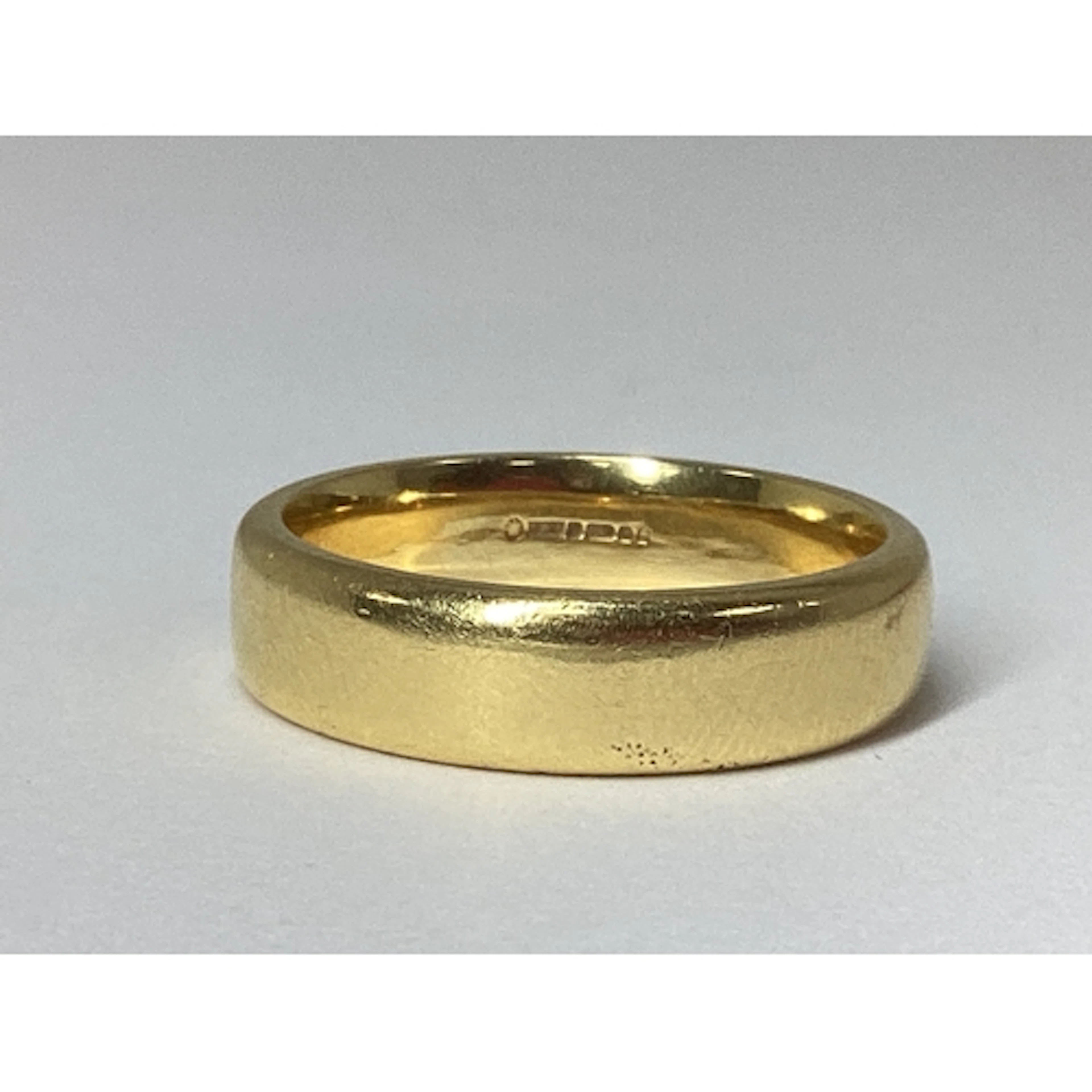 An 18ct Gold Plain Wedding Band (finger size T/U). Total wei...