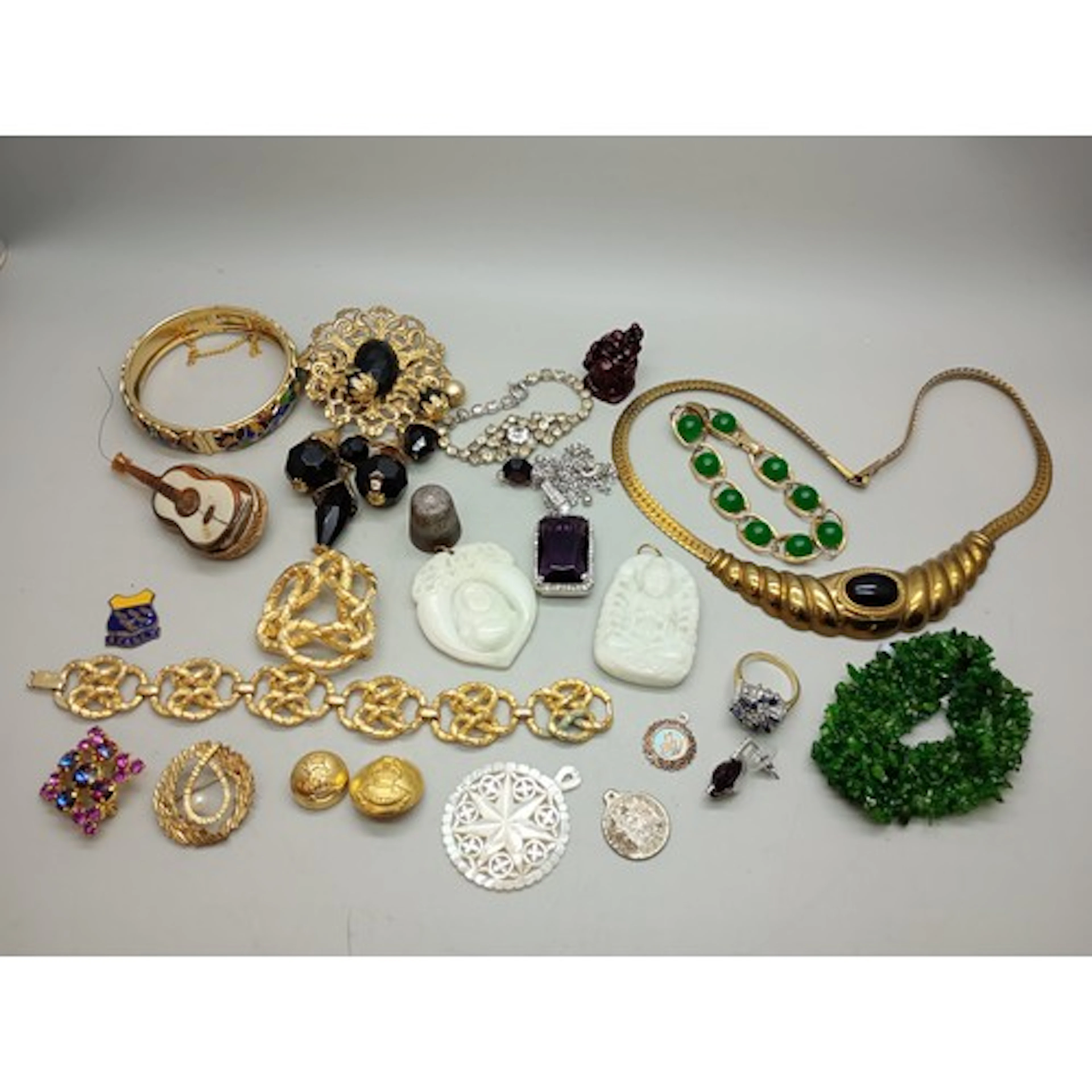 A collection of vintage and later jewellery including a matc...
