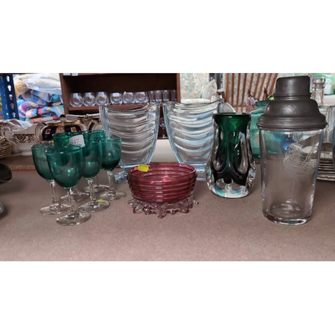 A group of glassware comprising a pair of clear ribbed vases...