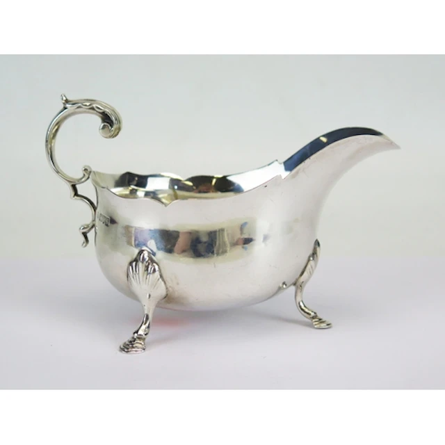An Edward VII silver sauce boat, maker George Nathan & Ridle...