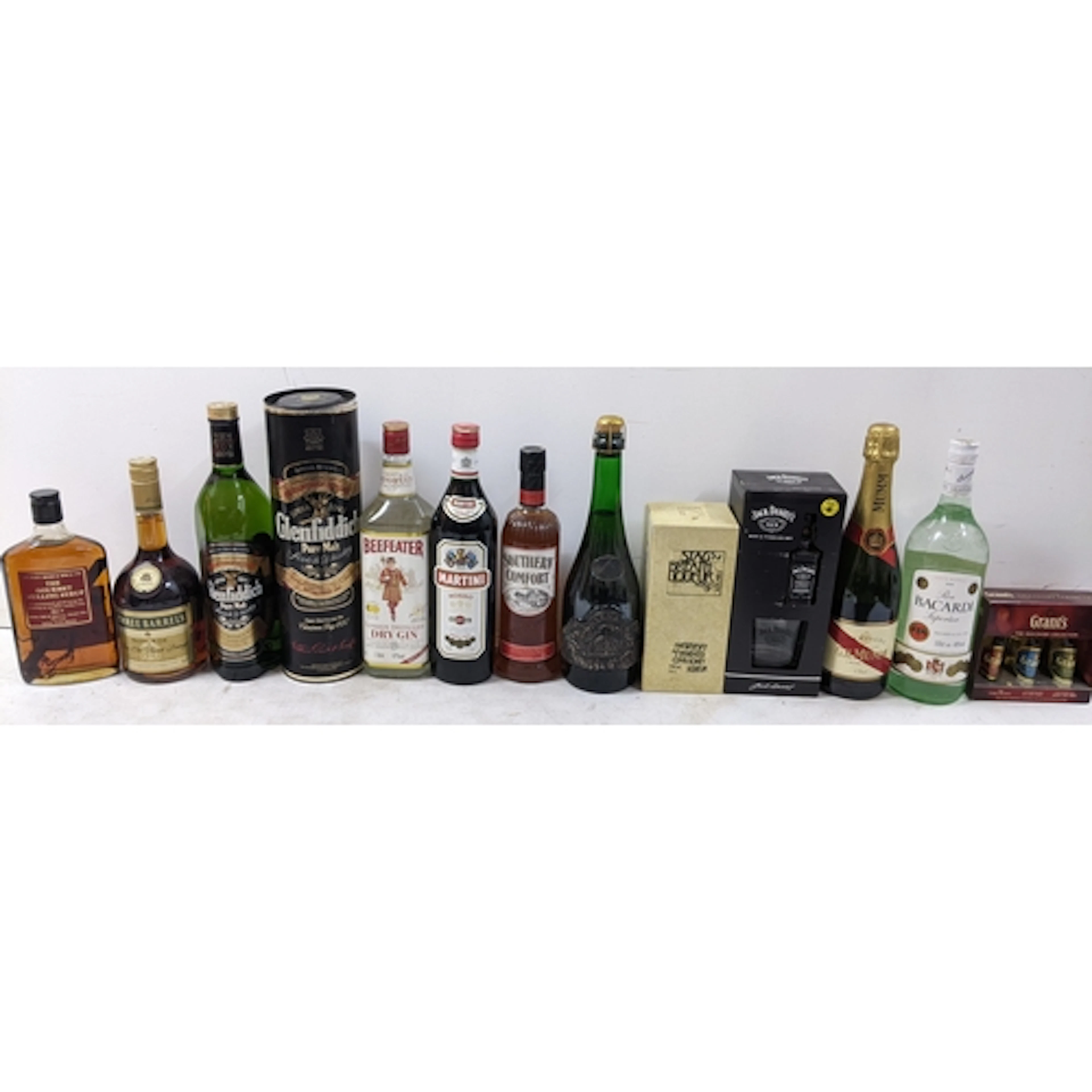 A mixed group of bottles and spirit sets, comprising: - Beef...