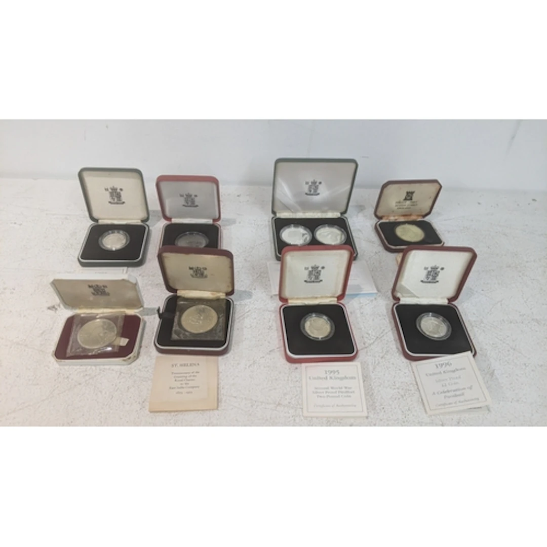 A collection of boxed commemorative coins to include a 1995 ...