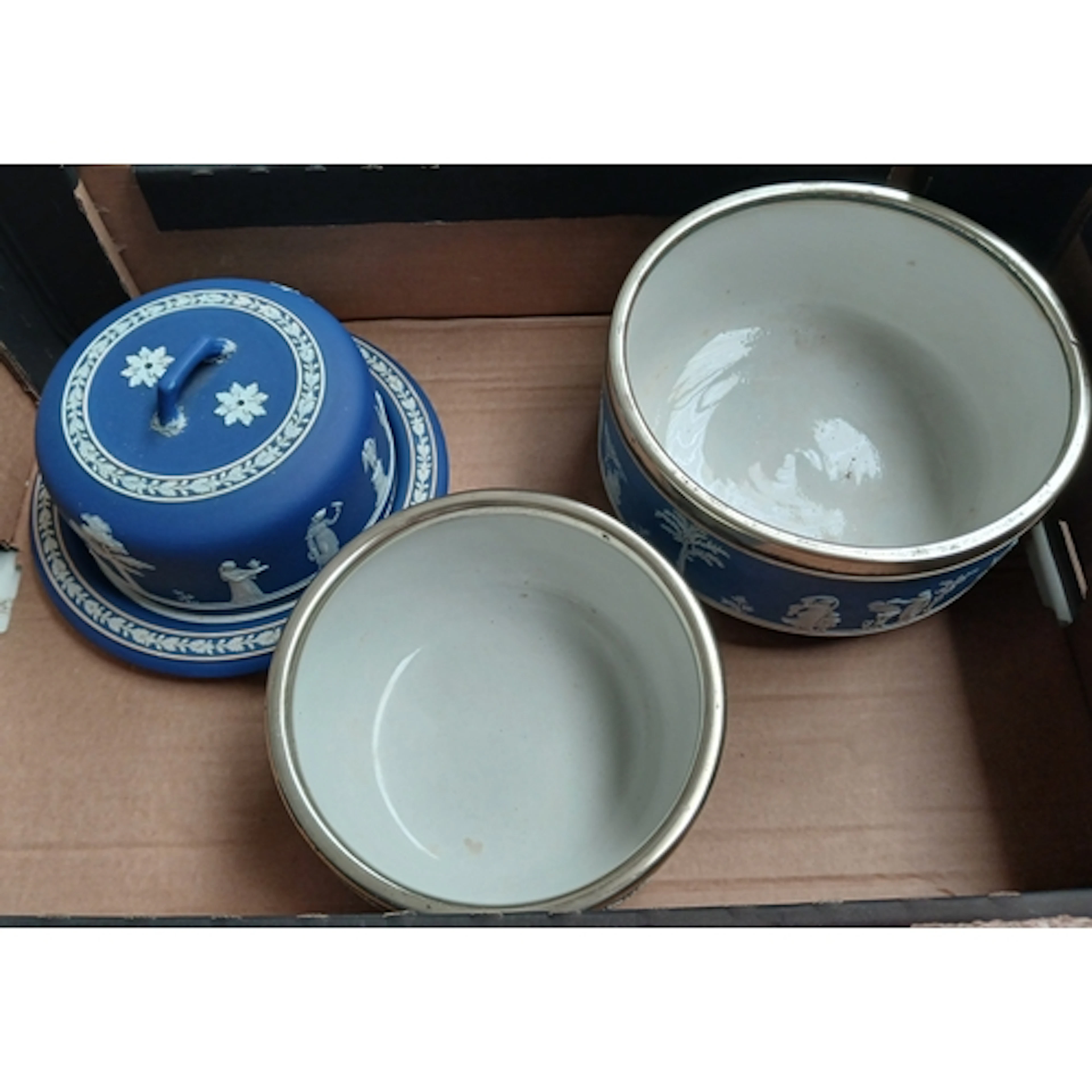 A box of Wedgwood jasperware items comprising 2 bowls & a ch...