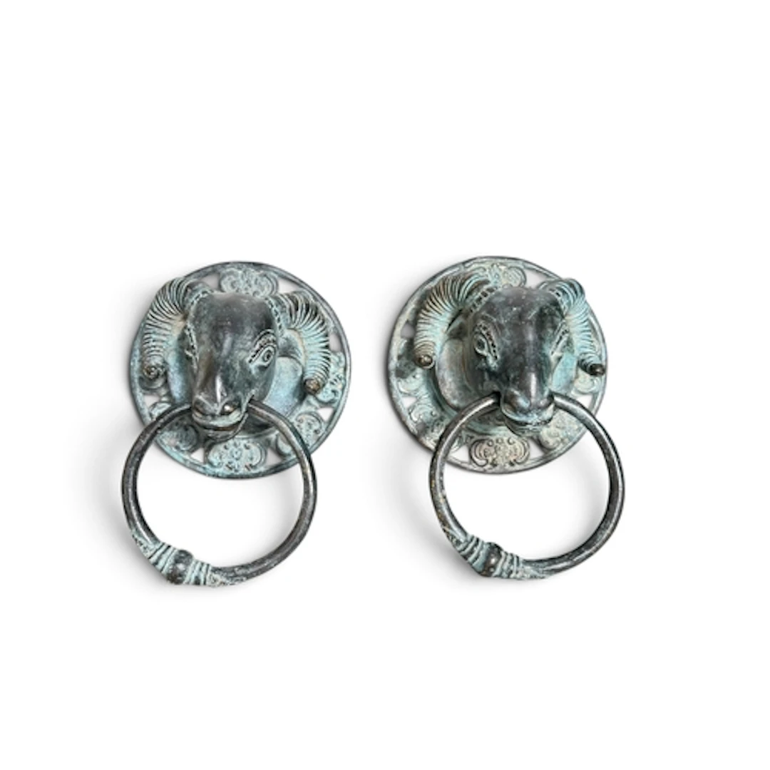A PAIR OF VICTORIAN STYLE CAST RAMS HEAD DOOR KNOCKERS 11.2c...