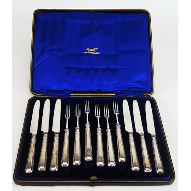 A set of 12 George V silver handled beaded pattern dessert k...
