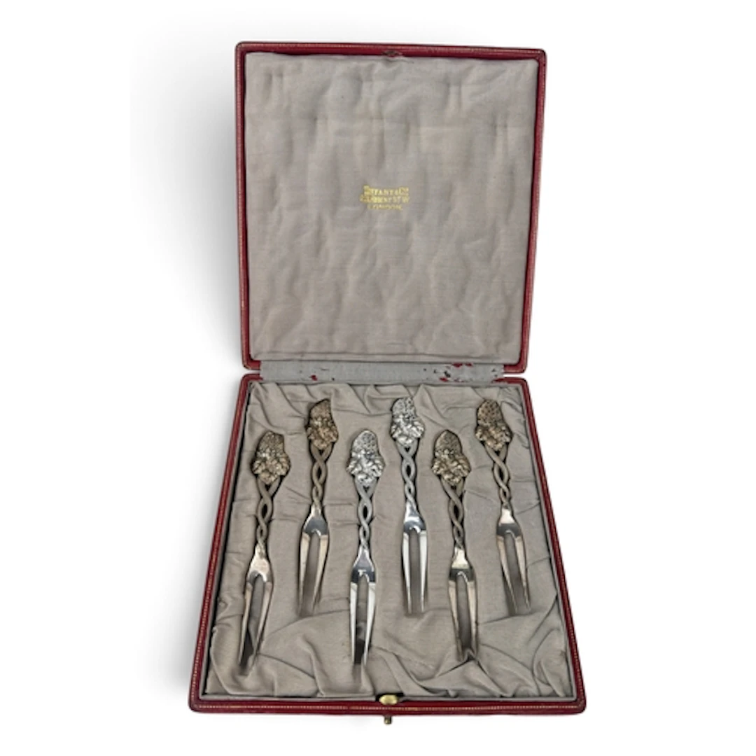 TIFFANY & CO: A SET OF SIX SILVER FORKS Total weight: 10...