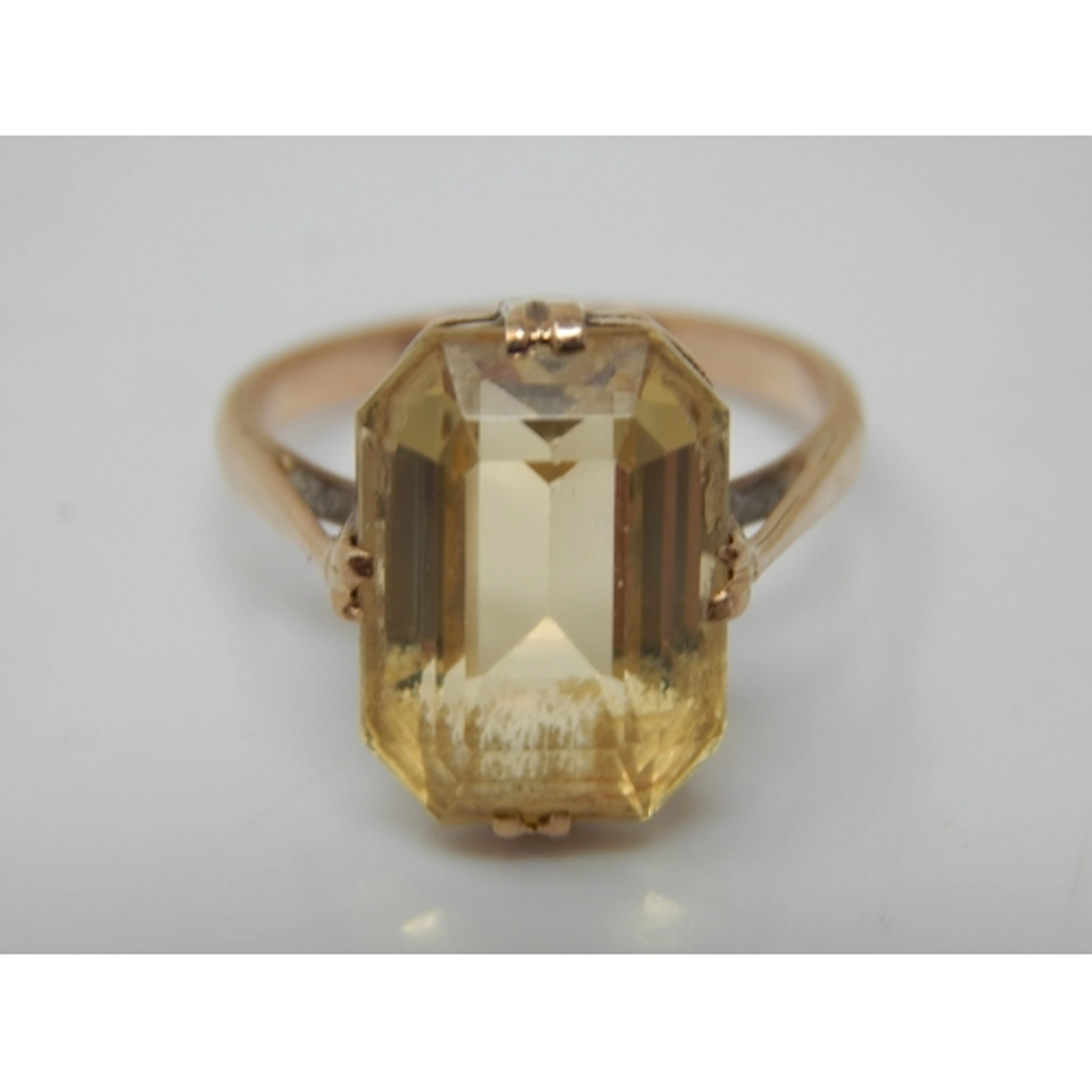 9ct Gold Citrine Set Ring: Size M: Weight 3.57g