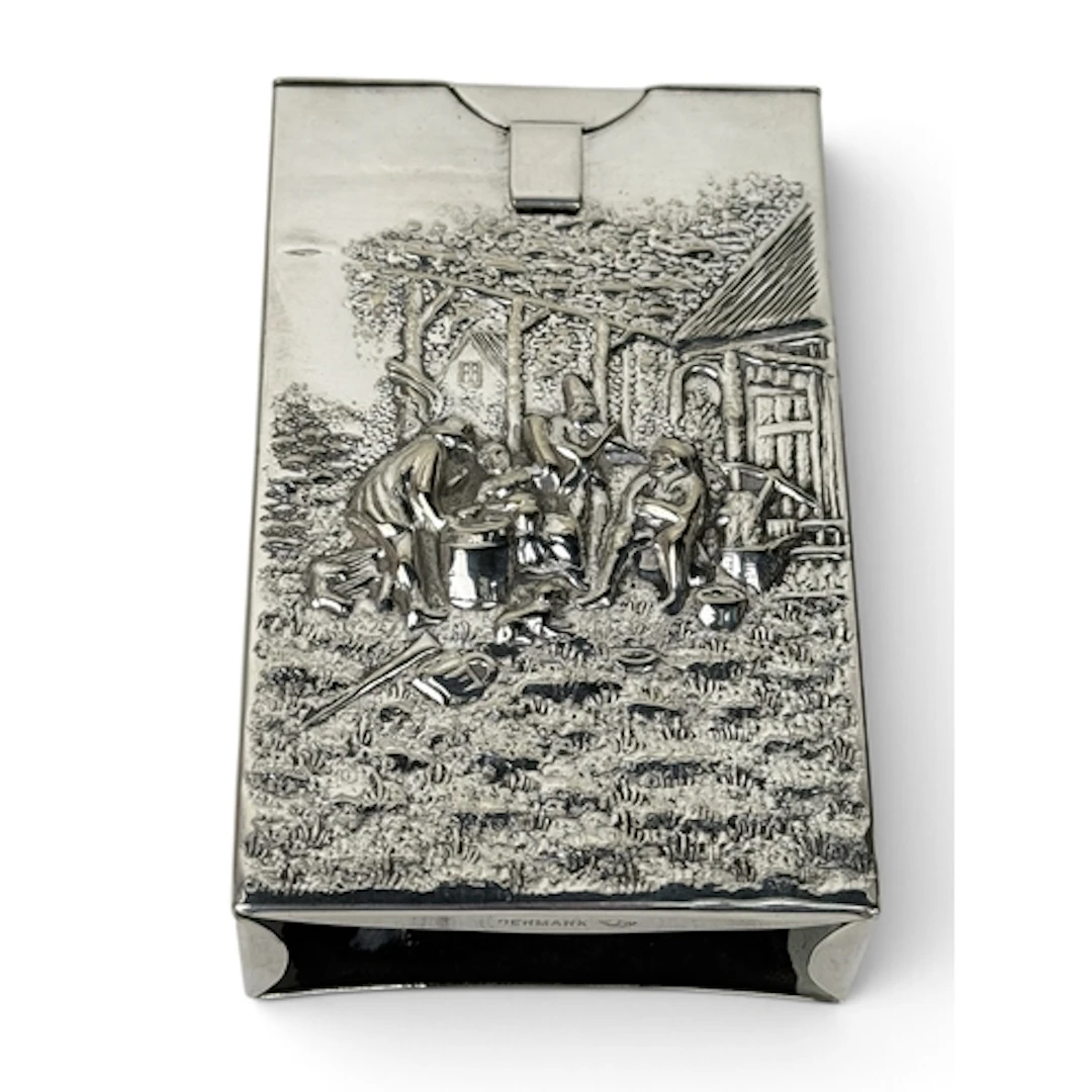 A DANISH SILVER MATCHBOX HOLDER Weight: 78gms