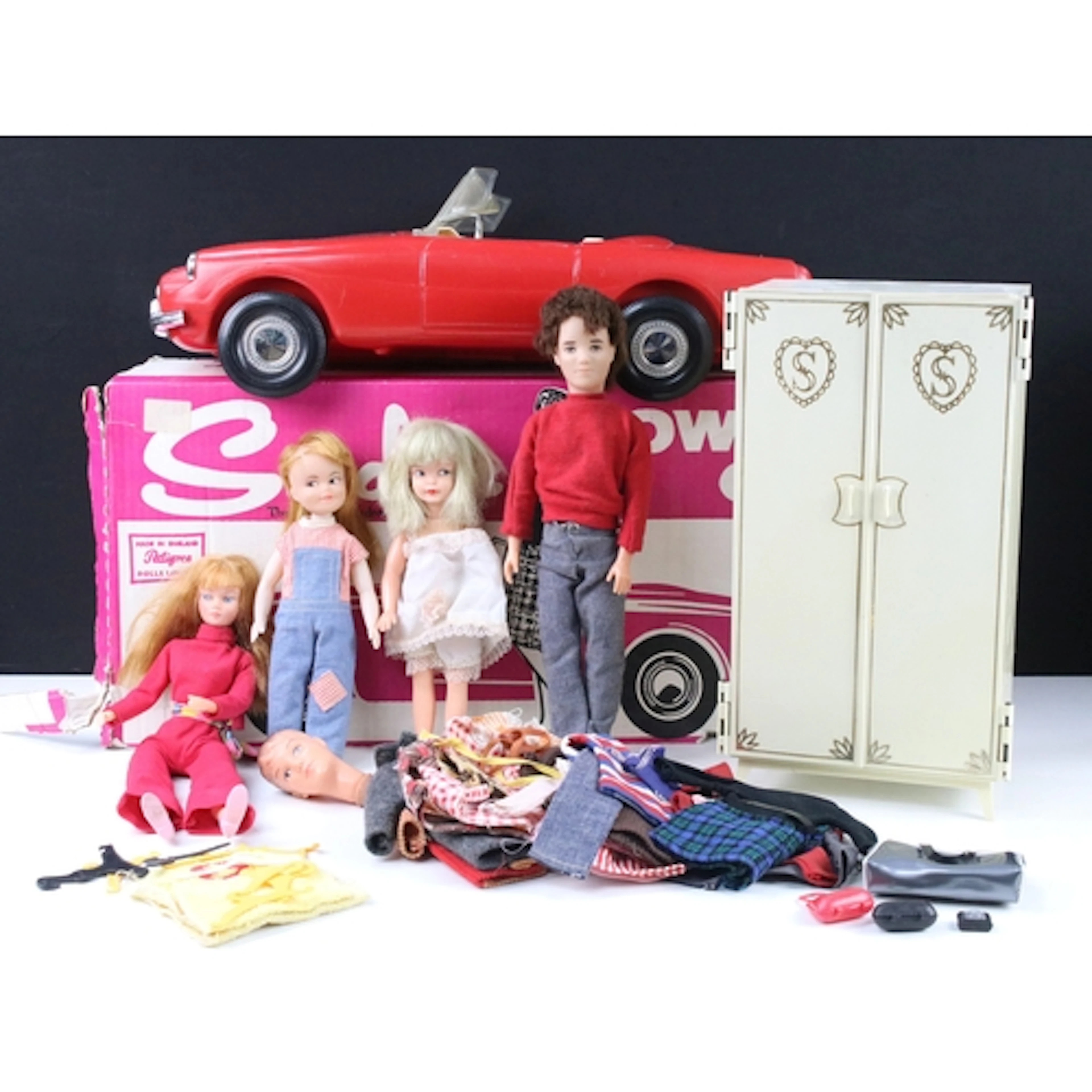 Sindy - Collection of Pedigree Sindy dolls, clothing and acc...
