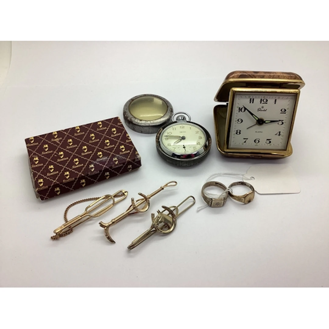 A Gent's Signet Style Ring, the rectangular panel between te...