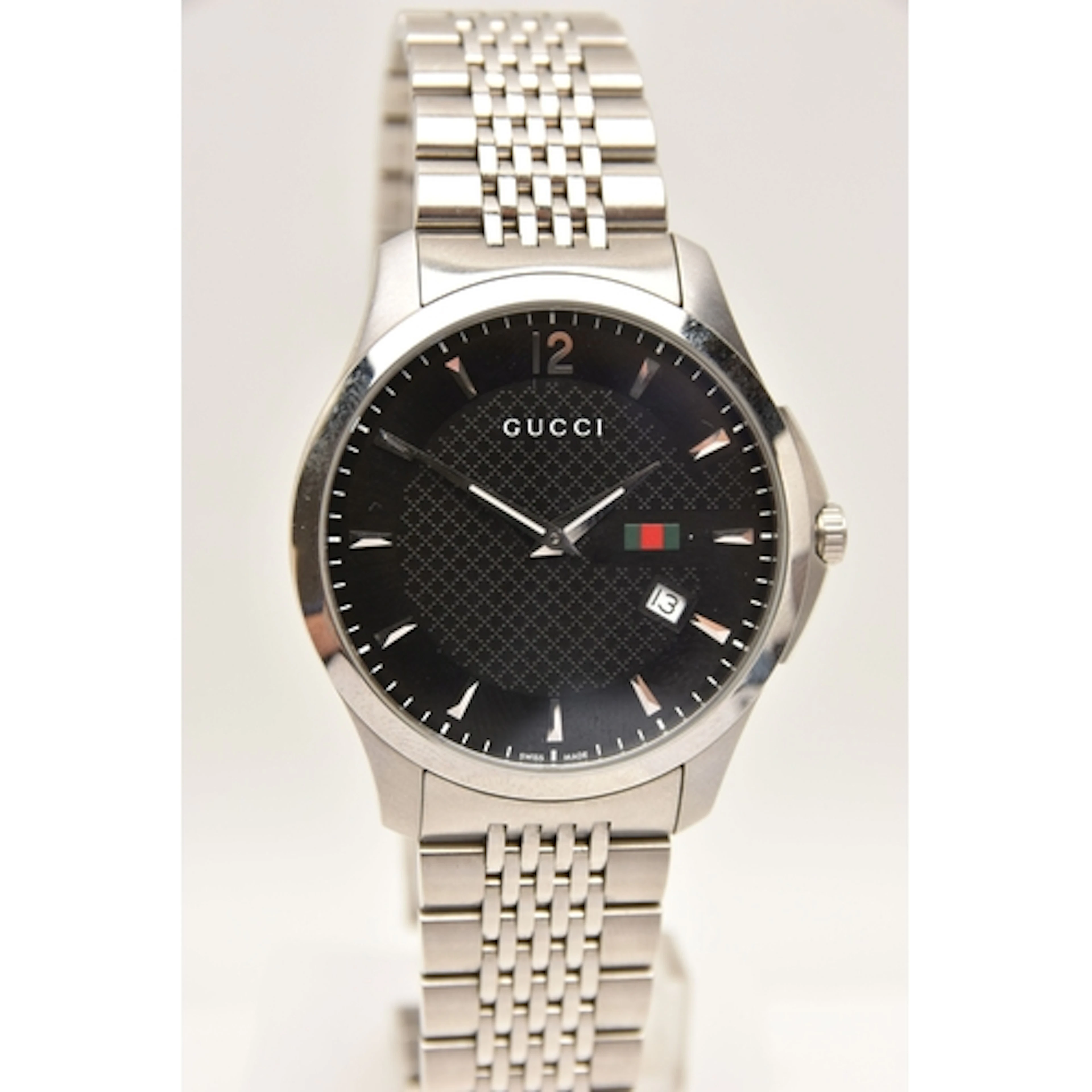 A BOXED 'GUCCI' WRISTWATCH, quartz movement, round black bat...