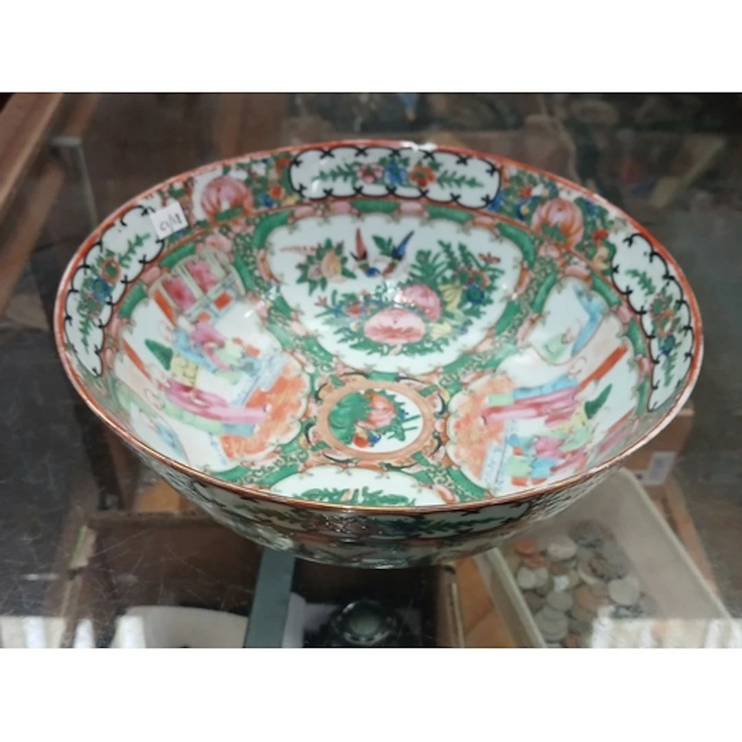 A Chinese Canton porcelain bowl.