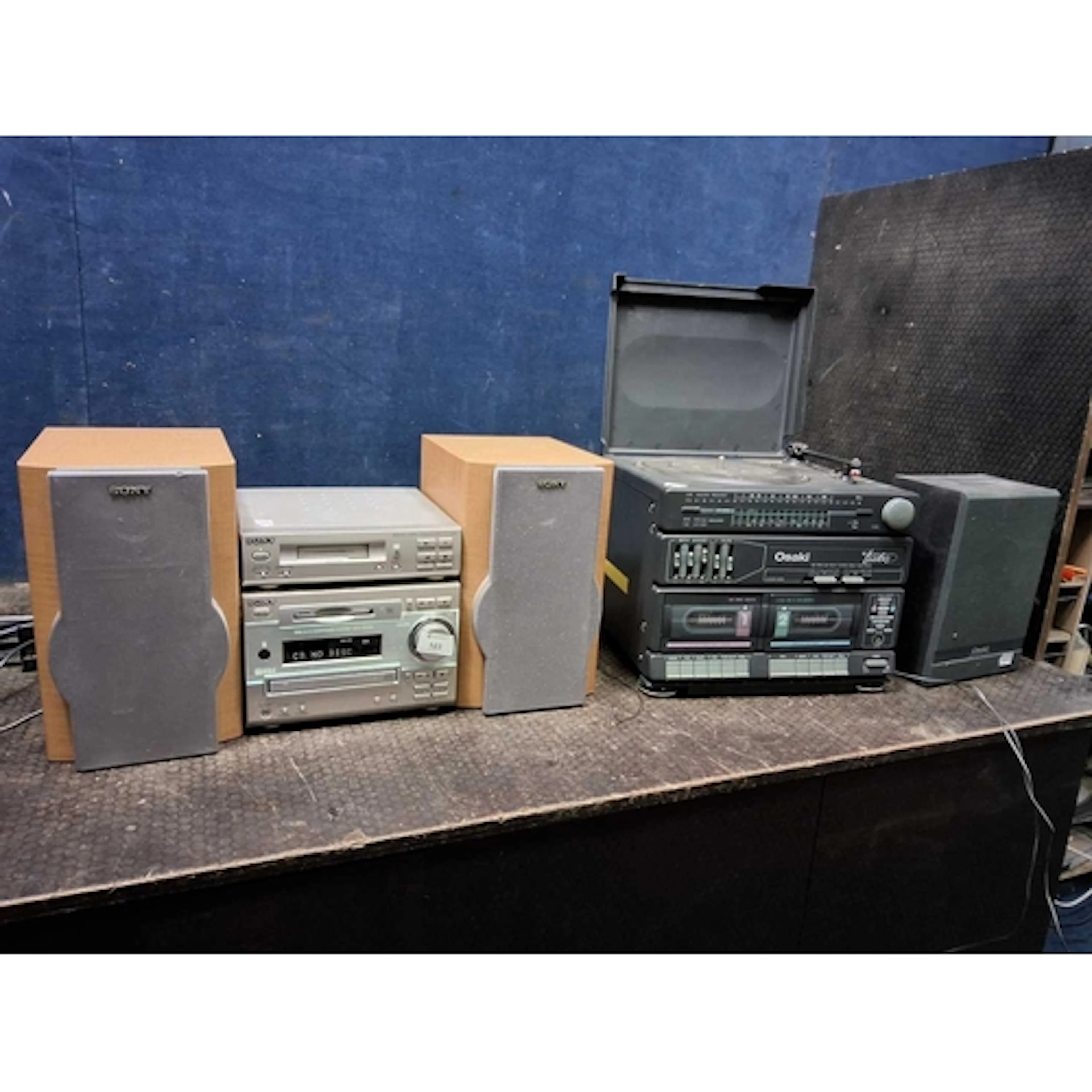 A SONY DHC-MD333 MINI HI FI with matching speakers (PAT pass...