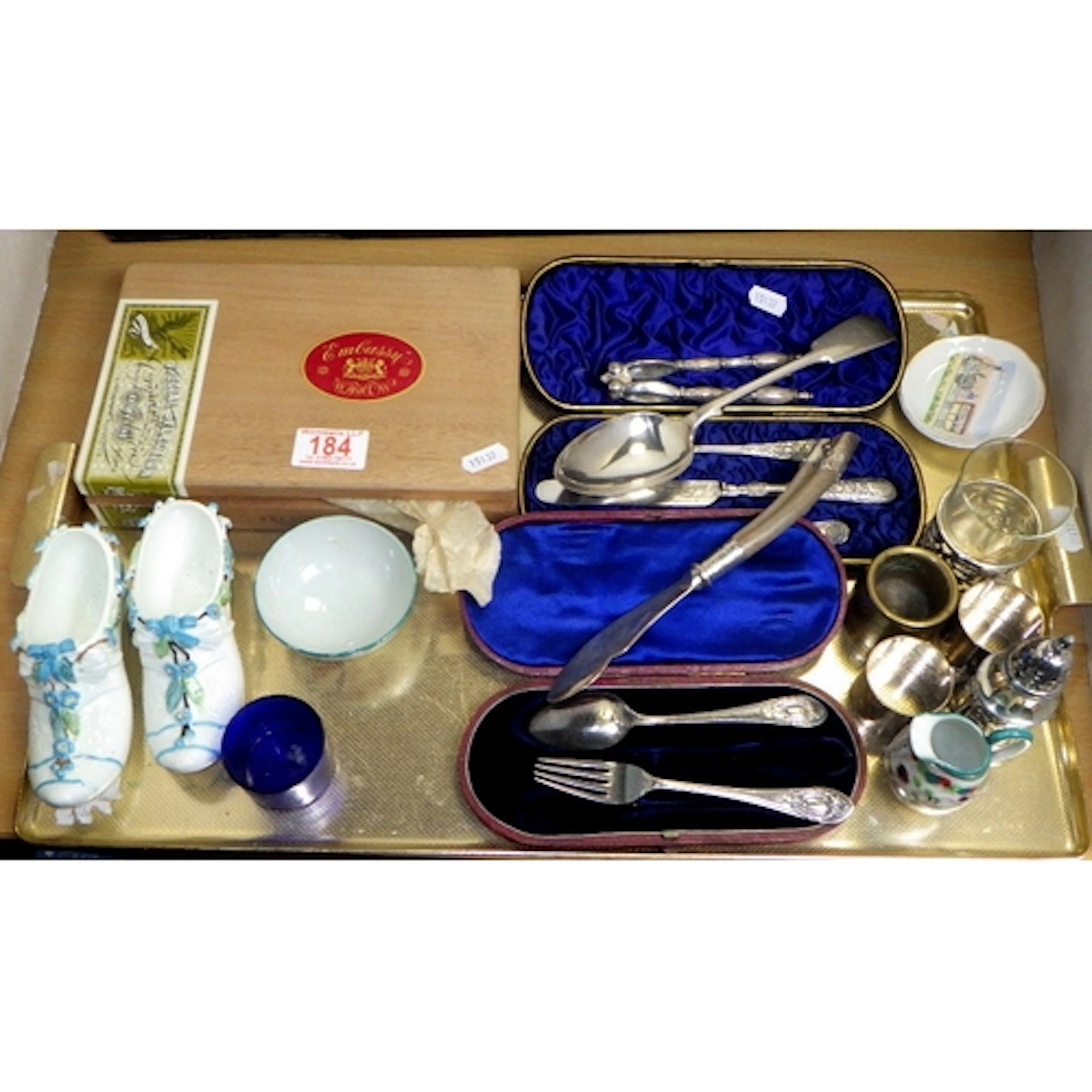 A tray of collectables to inc cased cutlery