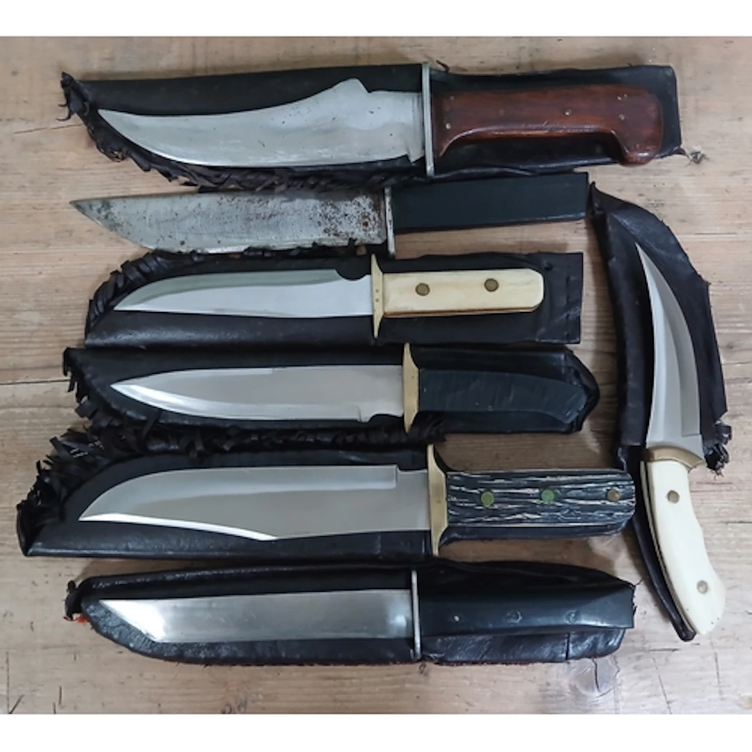 A quantity of assorted bowie/hunting knives, longest 40cm.