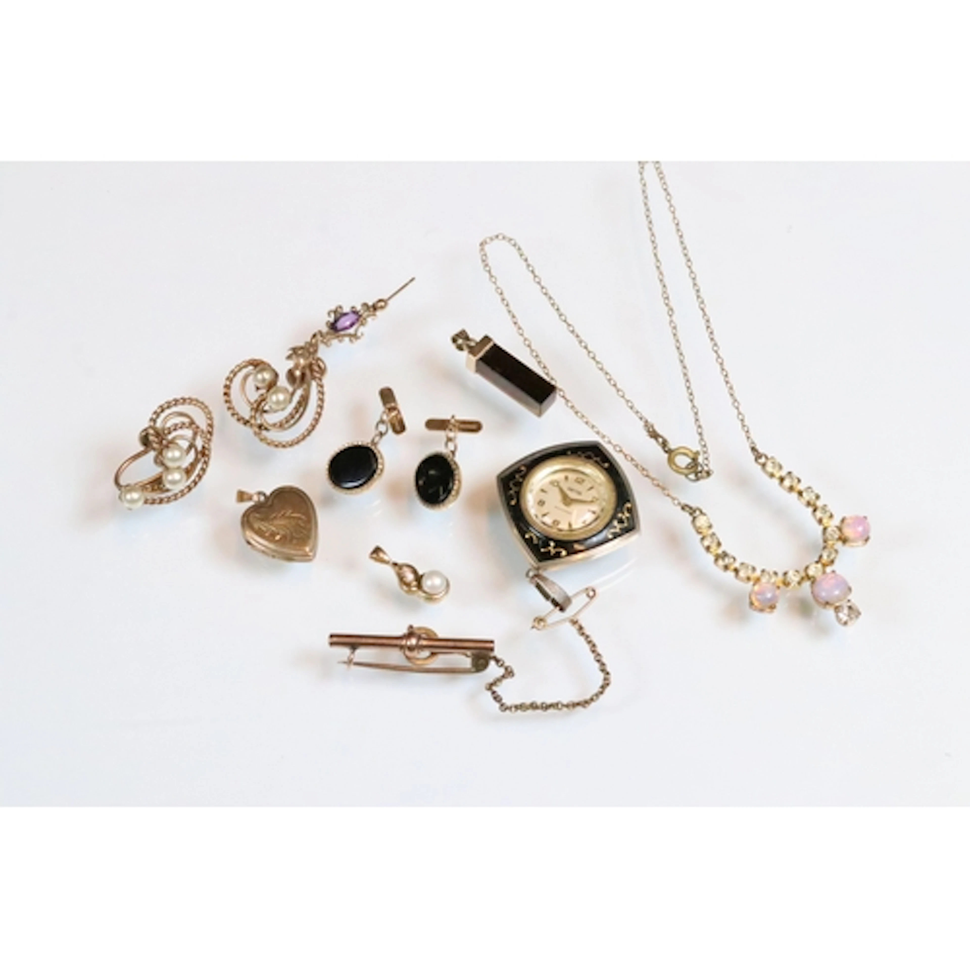 Collection of jewellery to include a pair of 9ct gold and on...