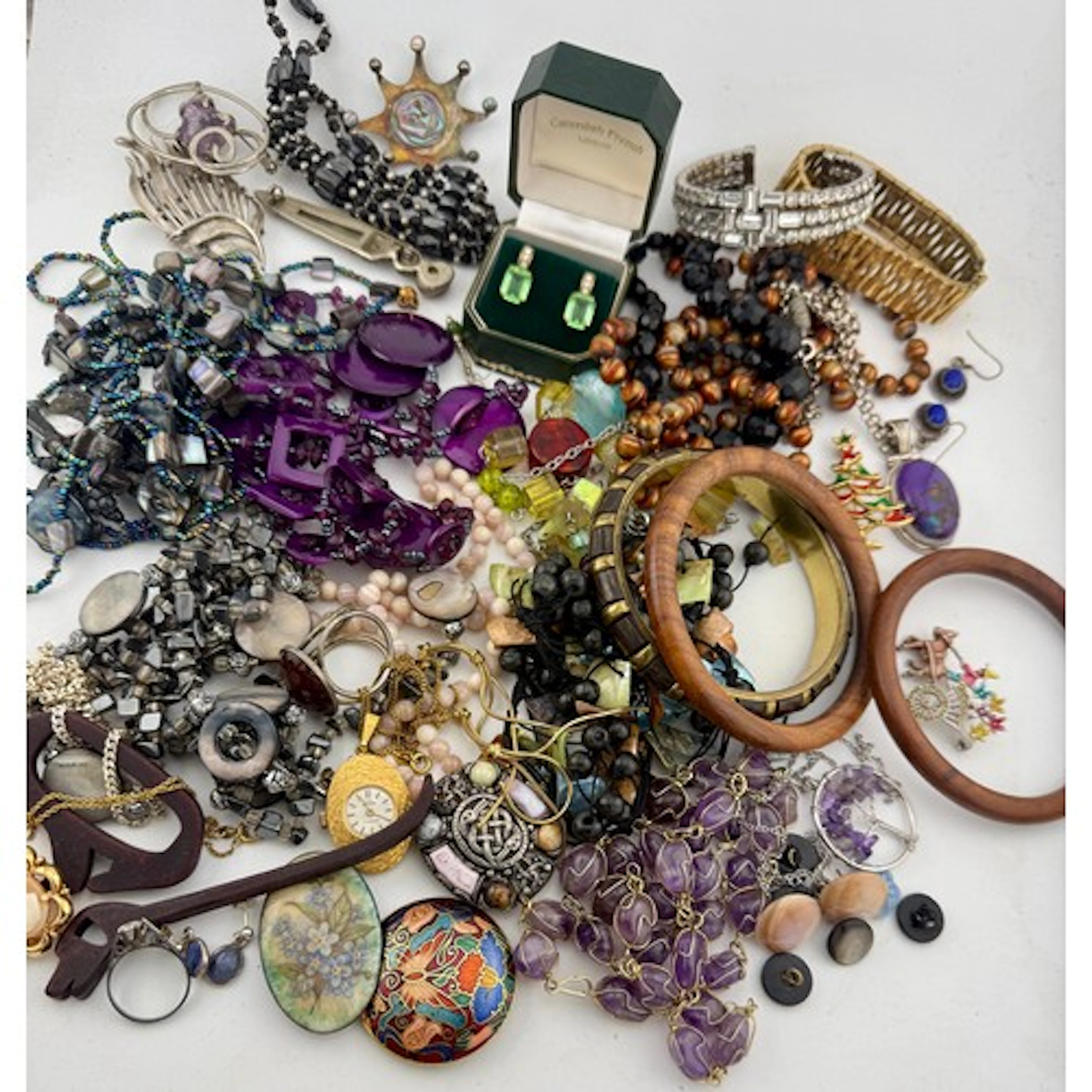 A quantity of vintage costume jewellery to include necklaces...