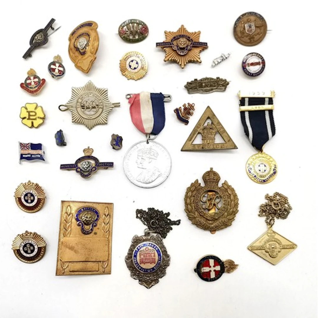 Qty of badges & medallions inc WWI 1916 On War Service, boys...
