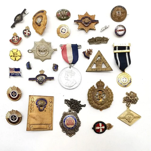 Qty of badges & medallions inc WWI 1916 On War Service, boys...