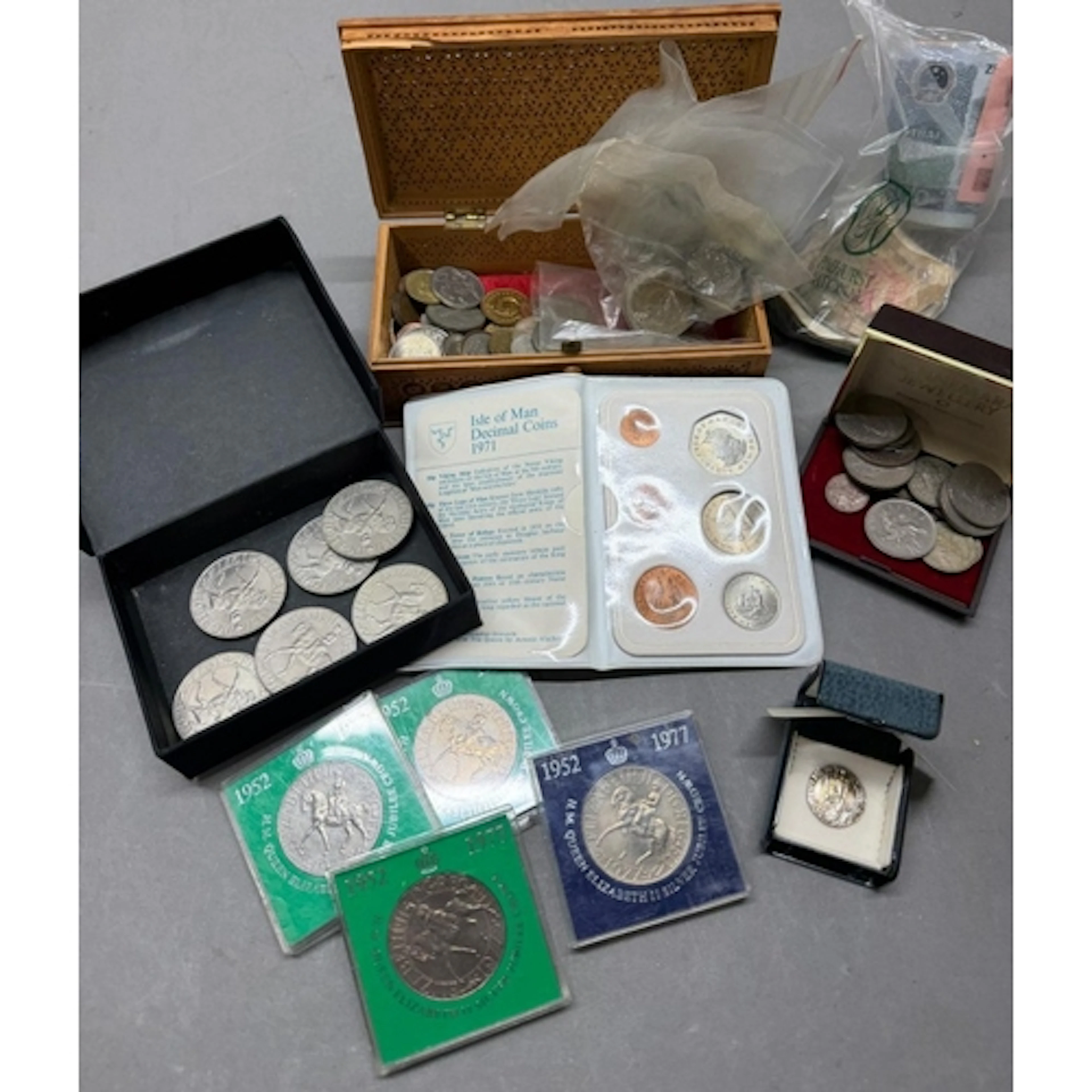 A selection of worldwide coins and bank notes to include UK ...