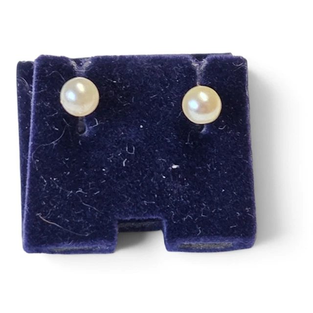 A nice pair of 9ct Gold and Pearl Earrings.