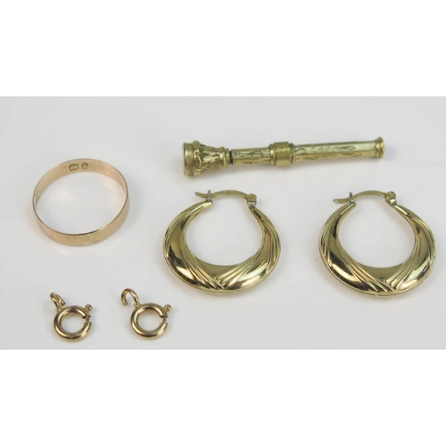 A 9ct gold band, two 9ct gold bolt rings (1.5g), a pair of s...