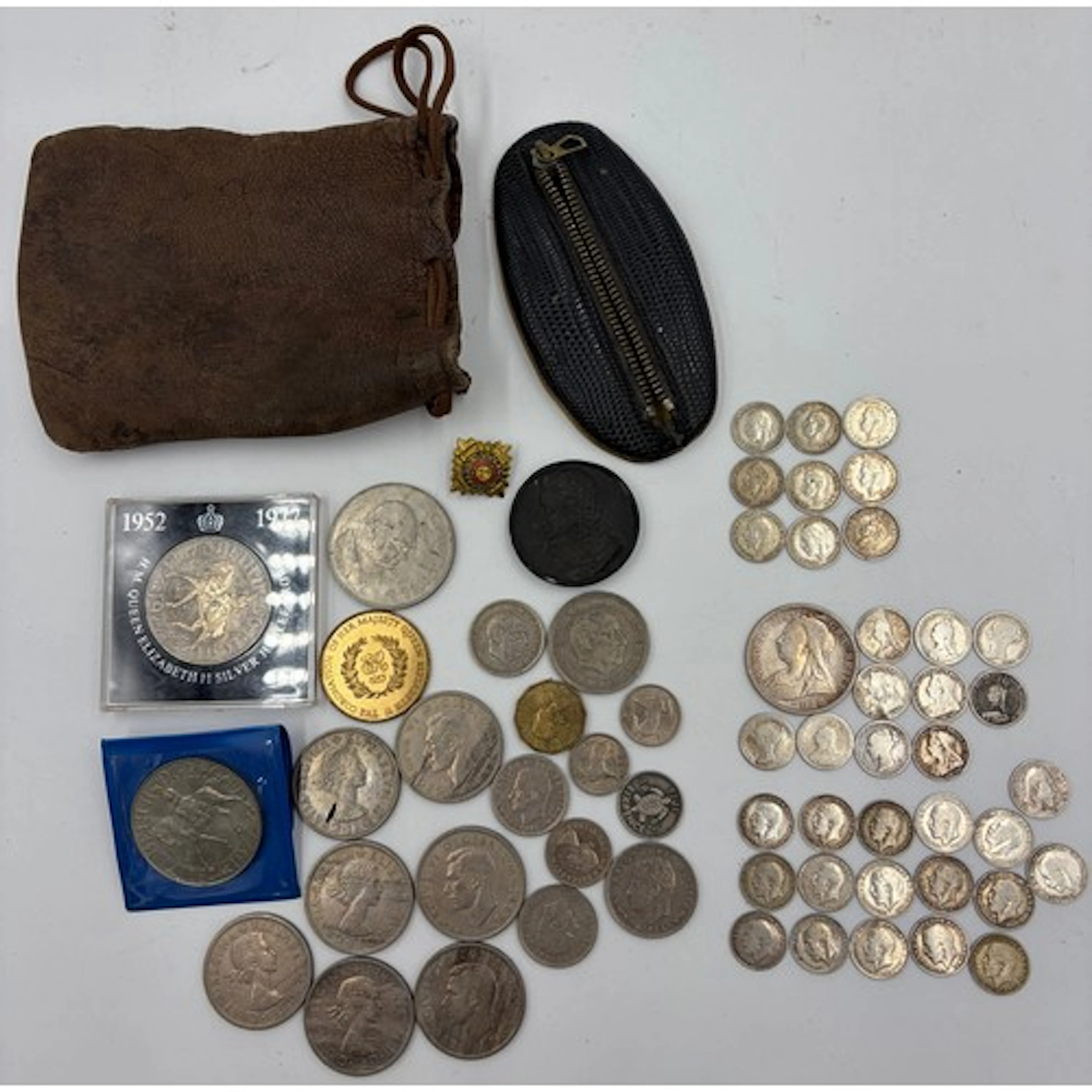 A mixed collection of coinage to include 27 x threepences an...