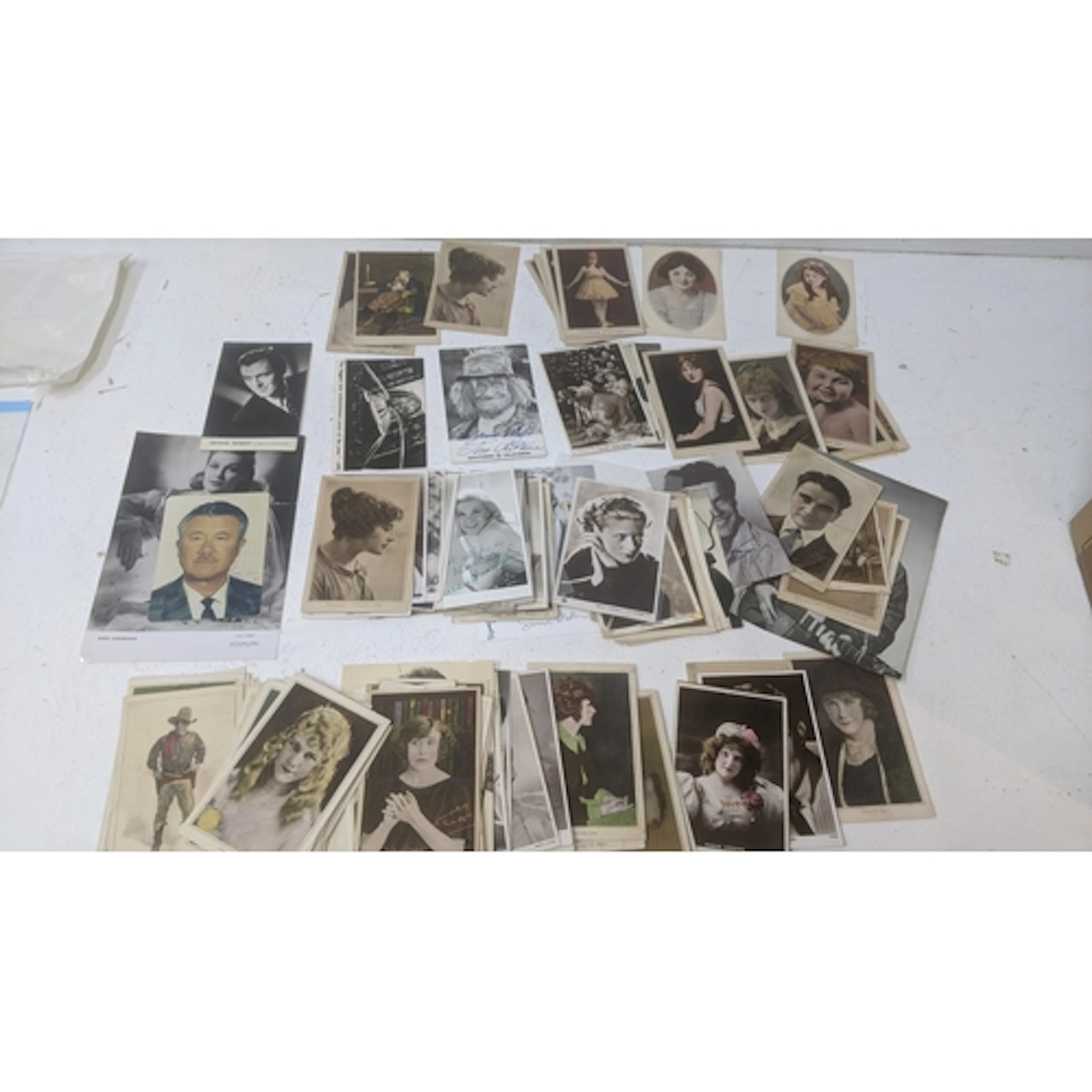 Post cards circa 1925 up to the 1980s, a very good collectio...
