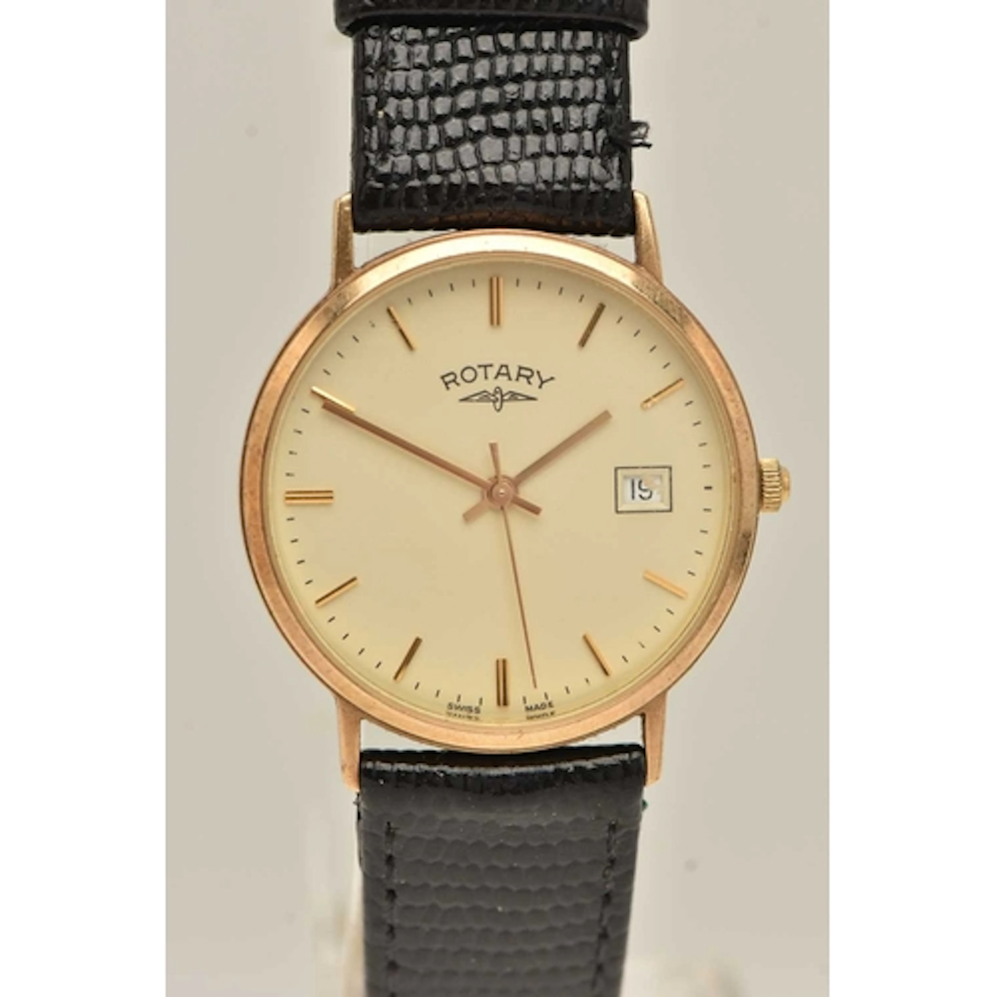 A 9CT YELLOW GOLD CASED ROTARY WRISTWATCH, quartz movement, ...