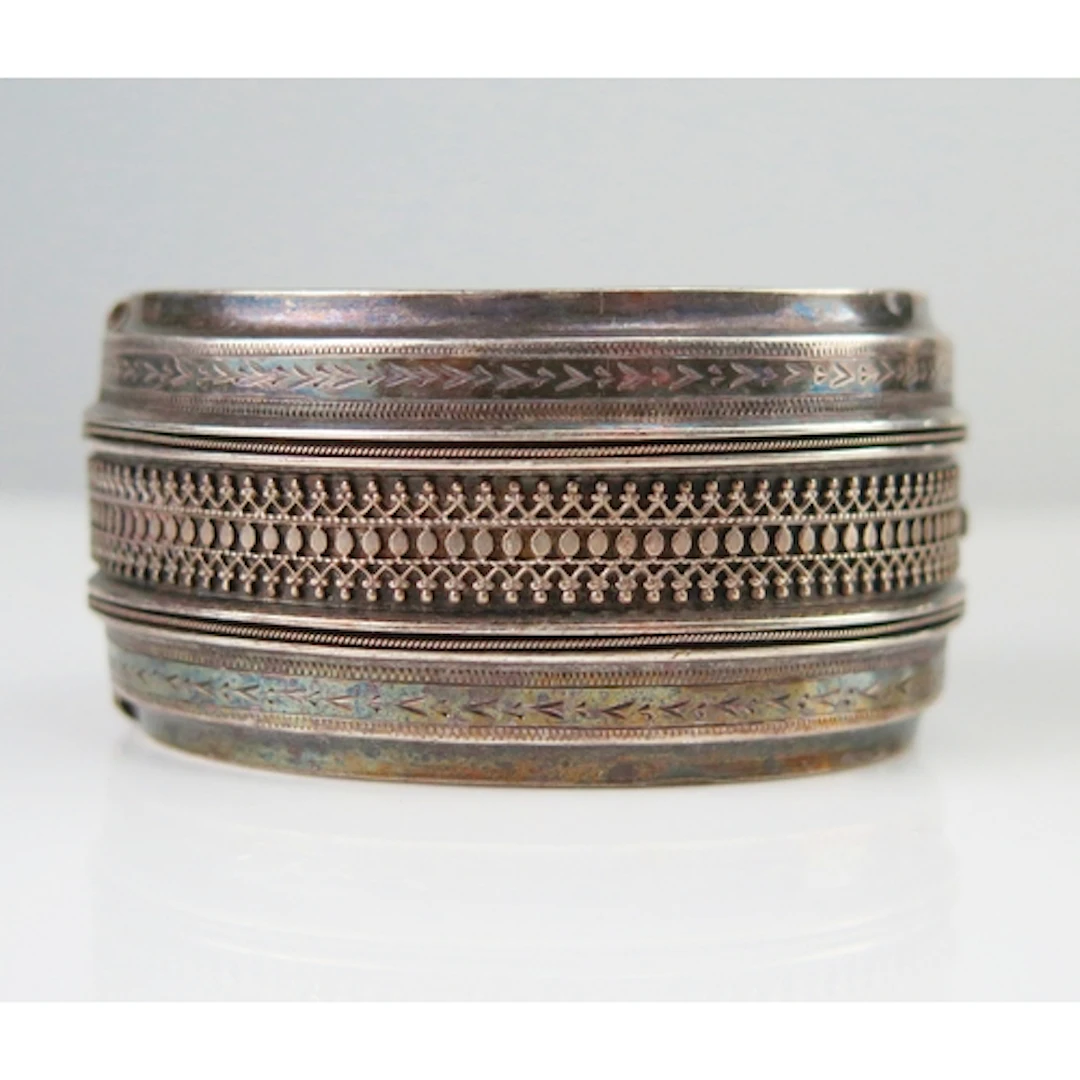 A Victorian precious white metal bangle, 33.7mm wide, 44.1g