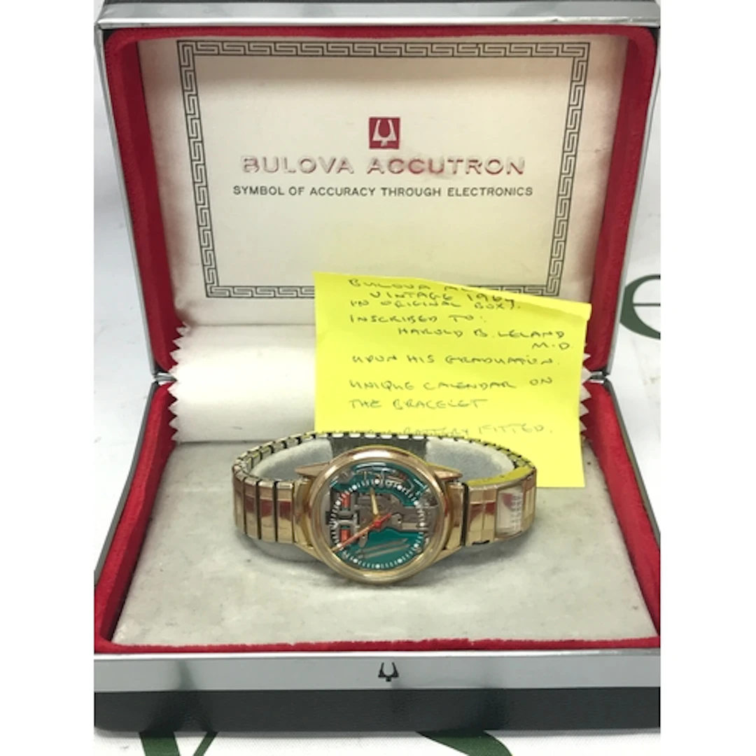 A Bulova Accutron vintage 1964 in original box. Unique calen...