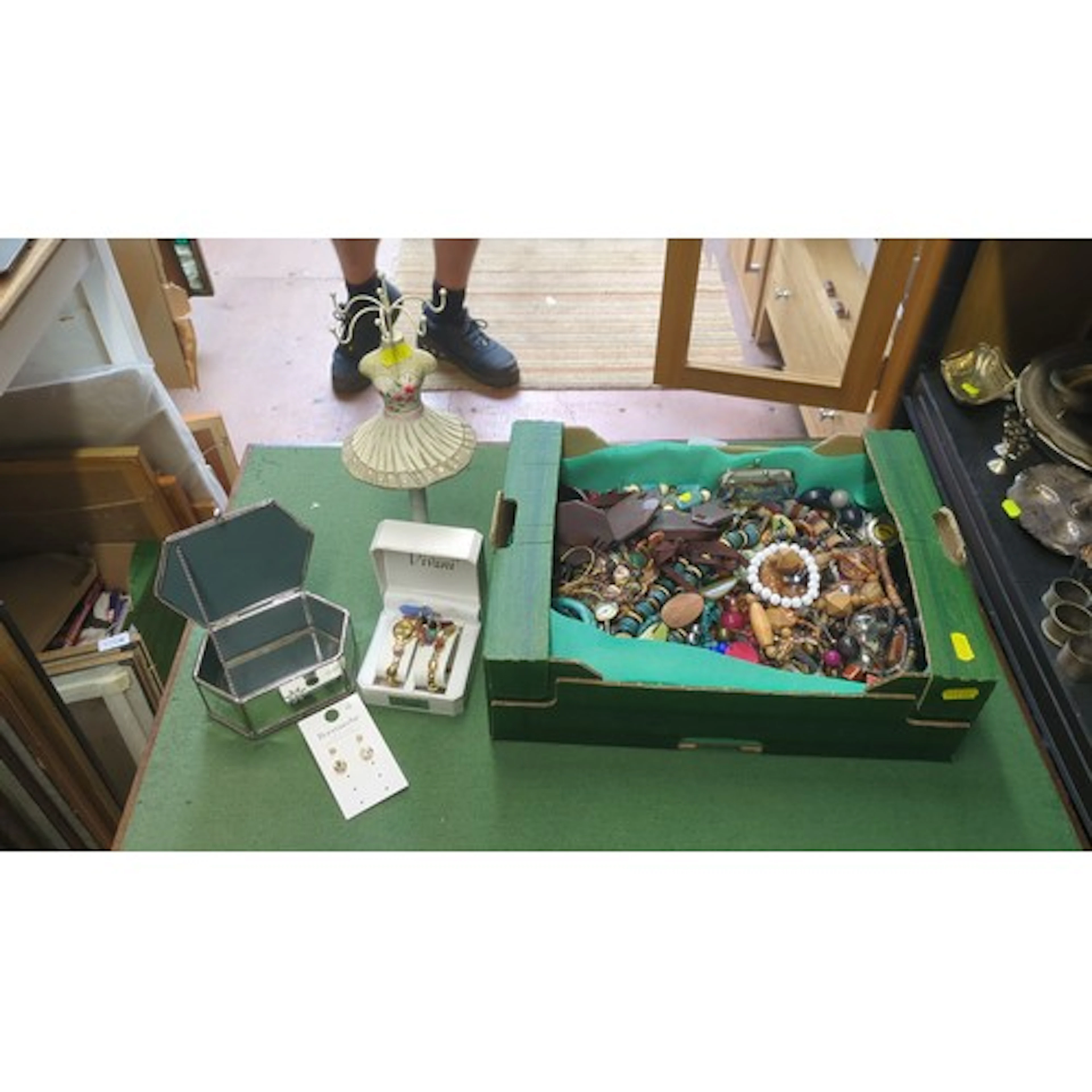A quantity of costume jewellery including bead and faux-pear...