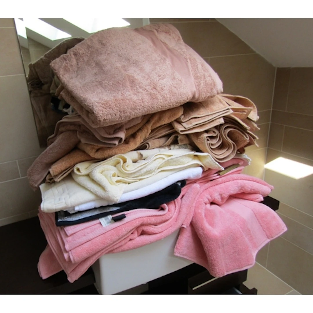 Large Quantity of Various Good Quality Bath Towels, etc. Som...