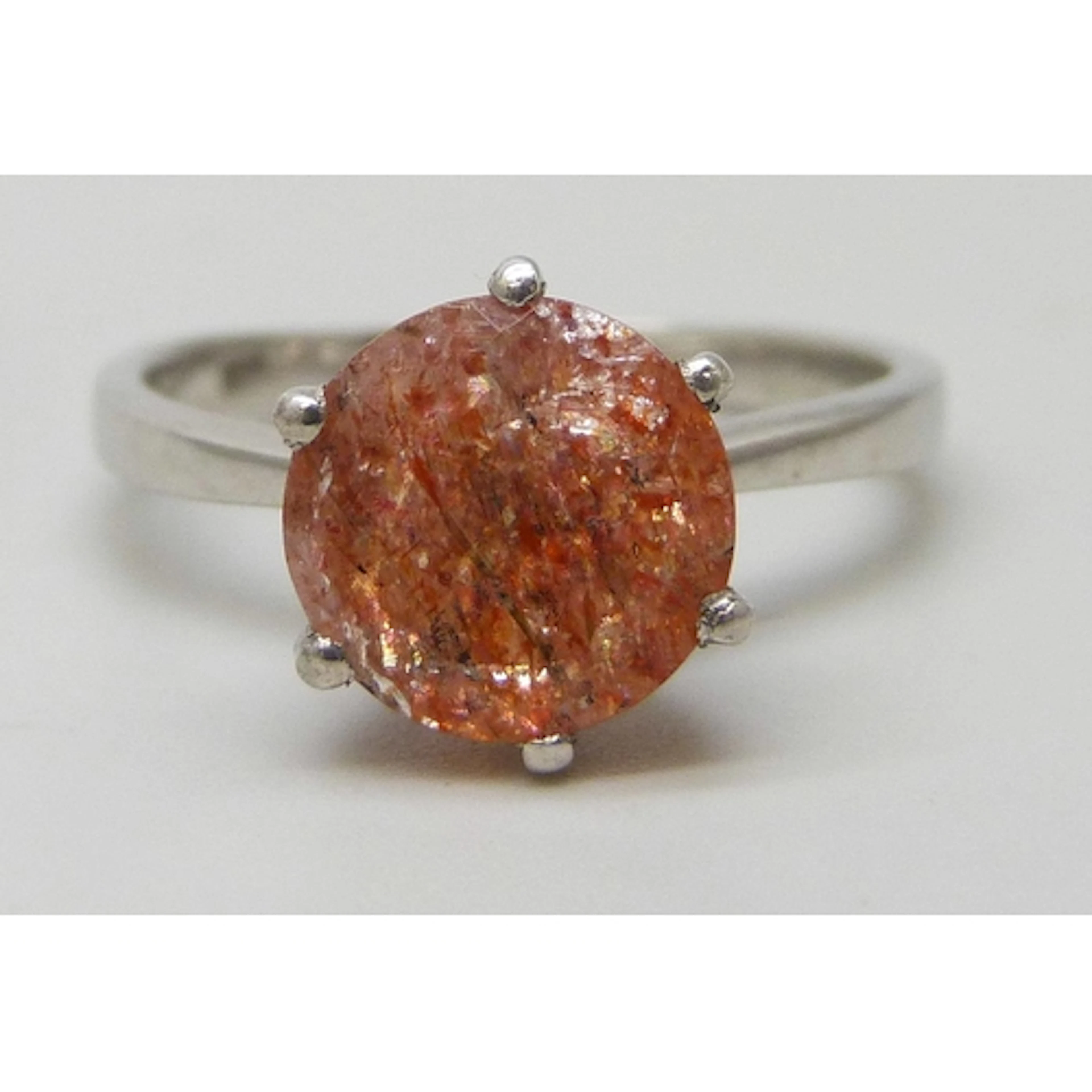 A Tanzanian sunstone 1.25ct solitaire silver ring, O