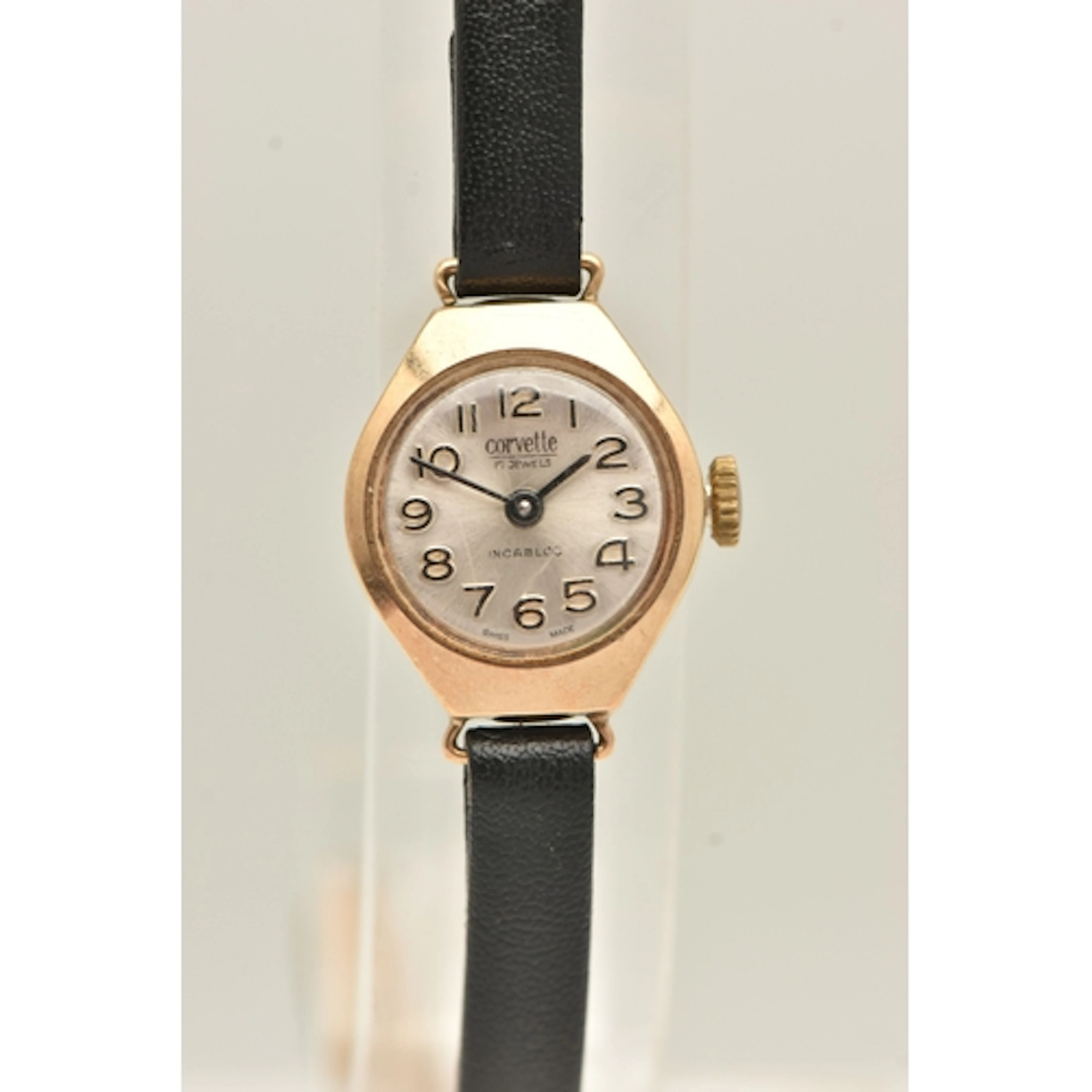 A 9CT YELLOW GOLD LADIES WRISTWATCH, hand wound movement, ro...