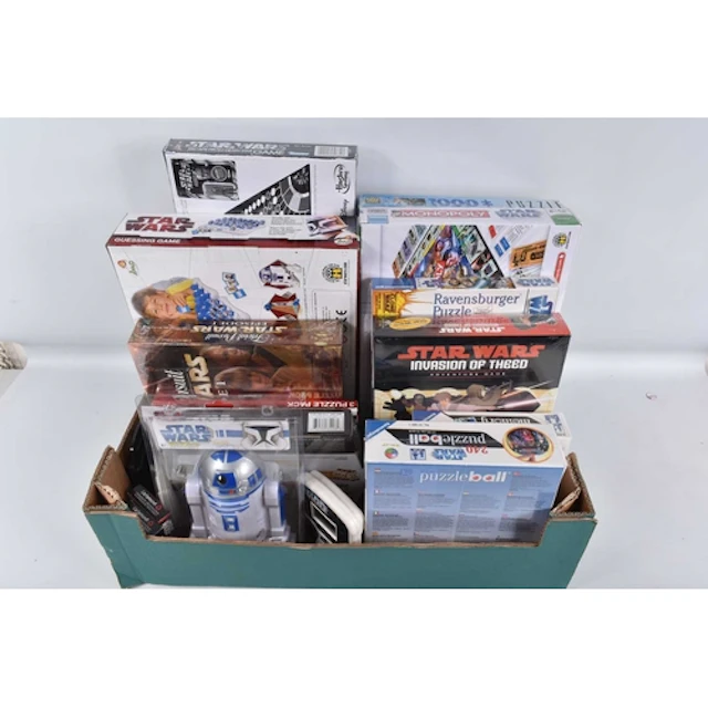 A COLLECTION OF STAR WARS THEMED BOARD GAMES AND JIGSAWS, to...