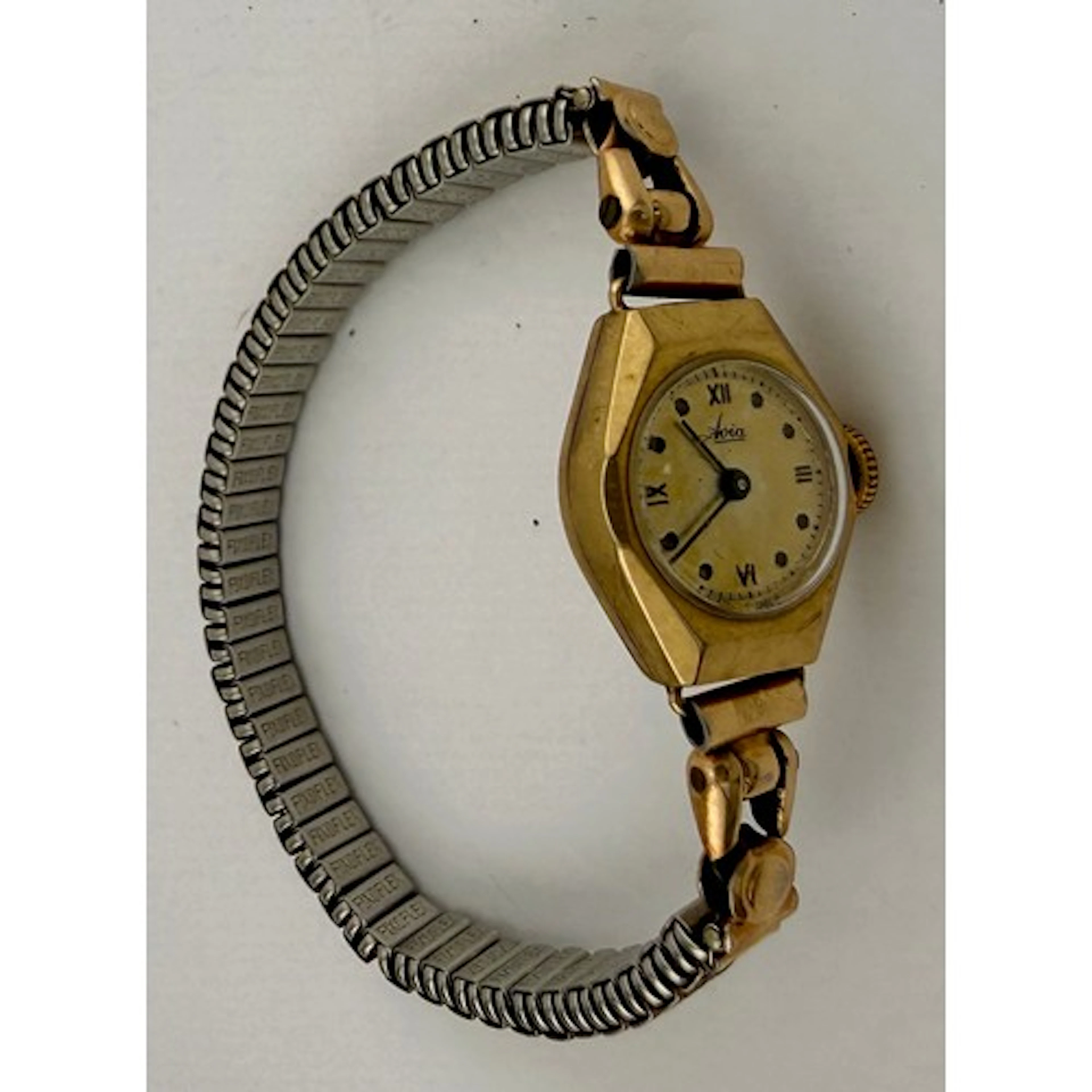 A 9 carat gold cased Avia ladies wristwatch on an expanding ...