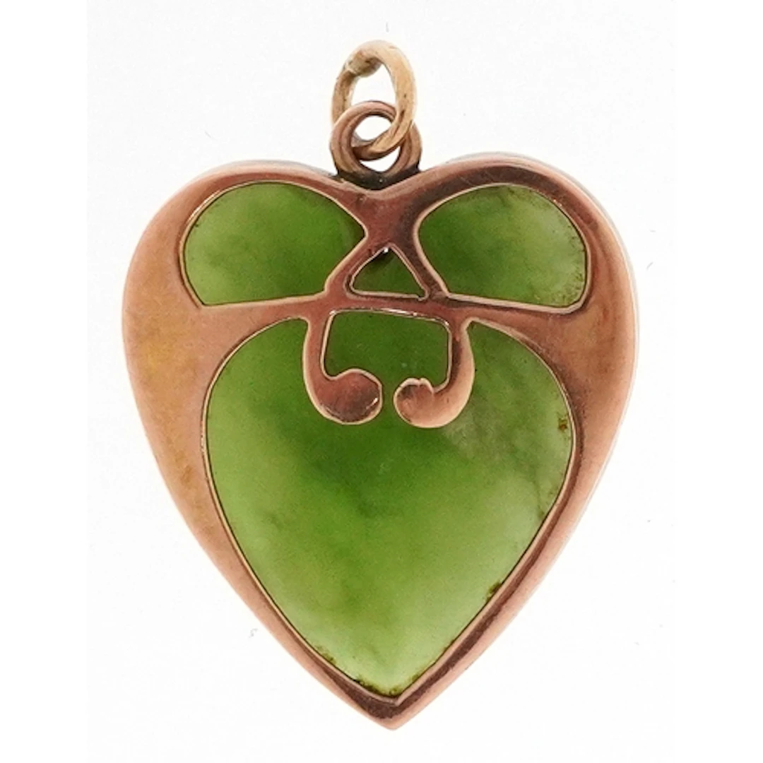 Unmarked gold green stone heart pendant, 2.1cm high, 2.2g.