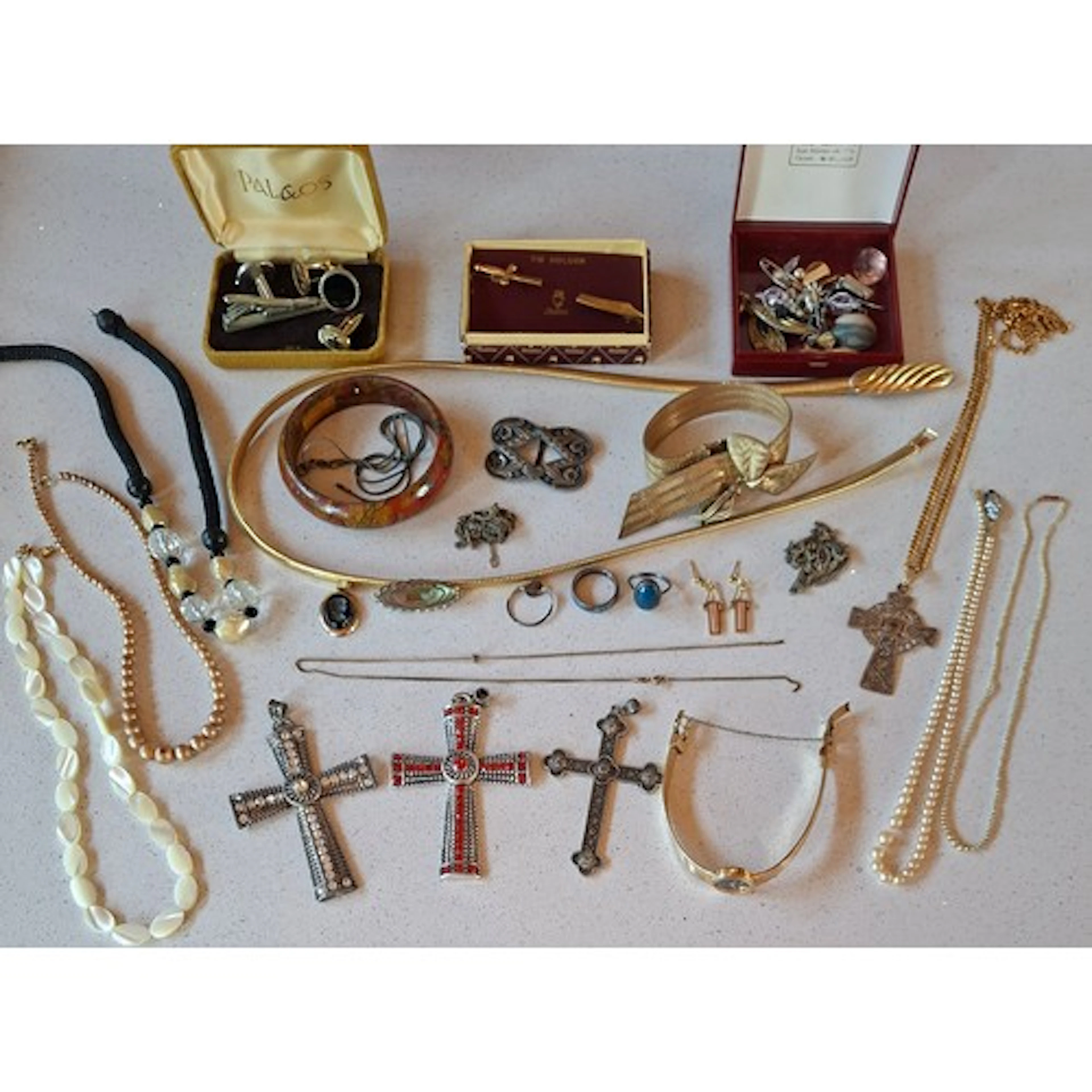 A quantity of vintage costume jewellery to include a vintage...