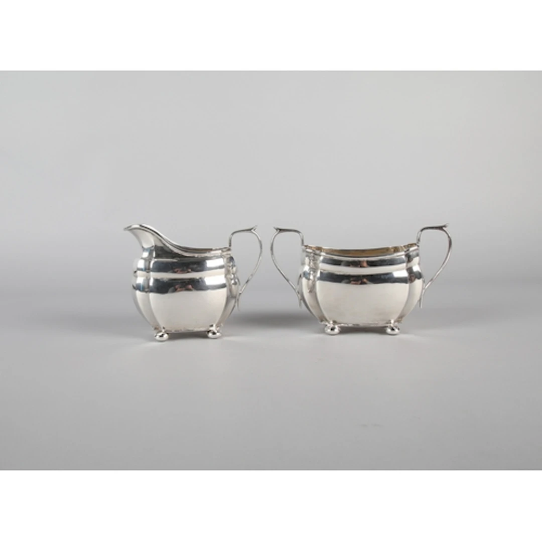 Silver sugar pot and milk jug, gross weight 304g.