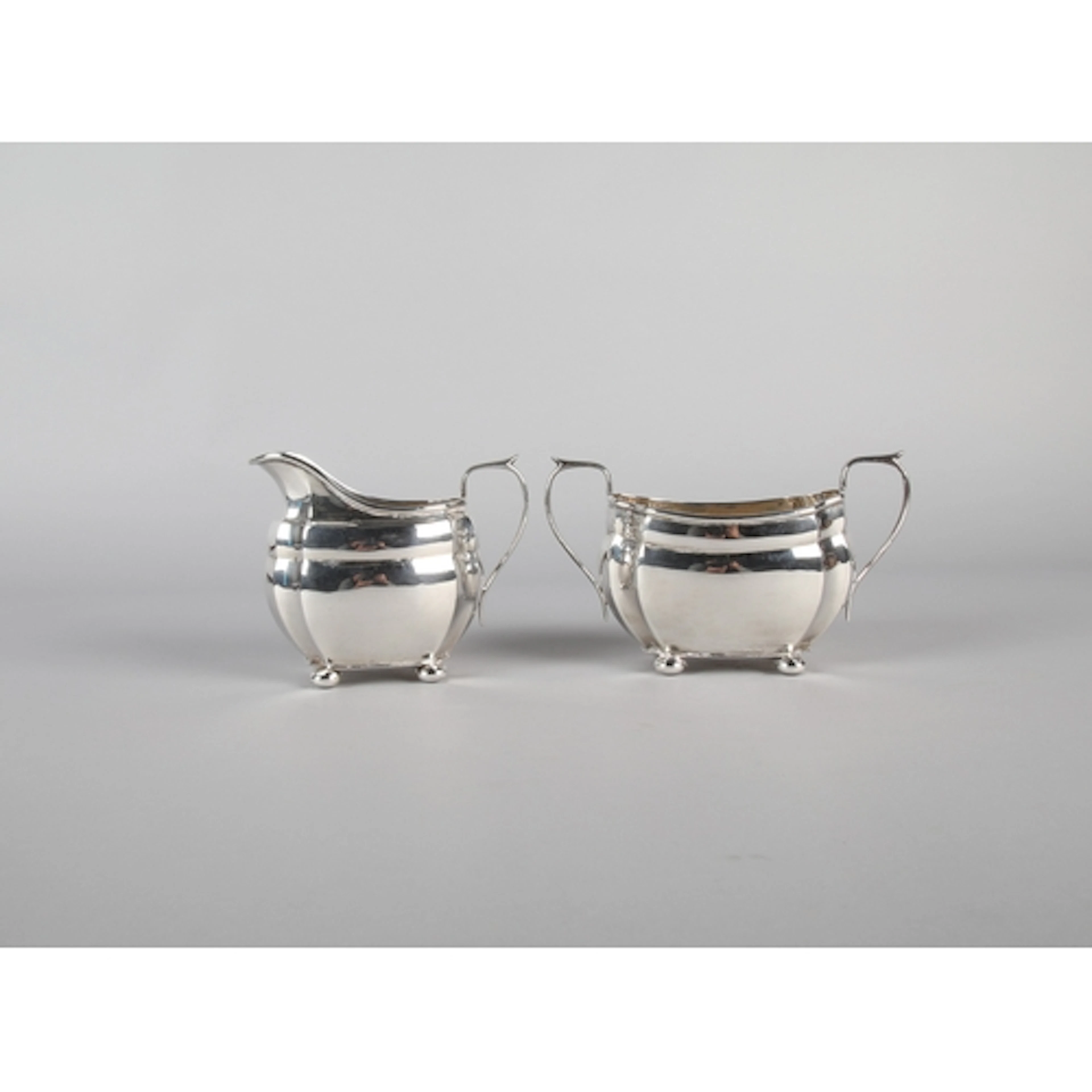 Silver sugar pot and milk jug, gross weight 304g.
