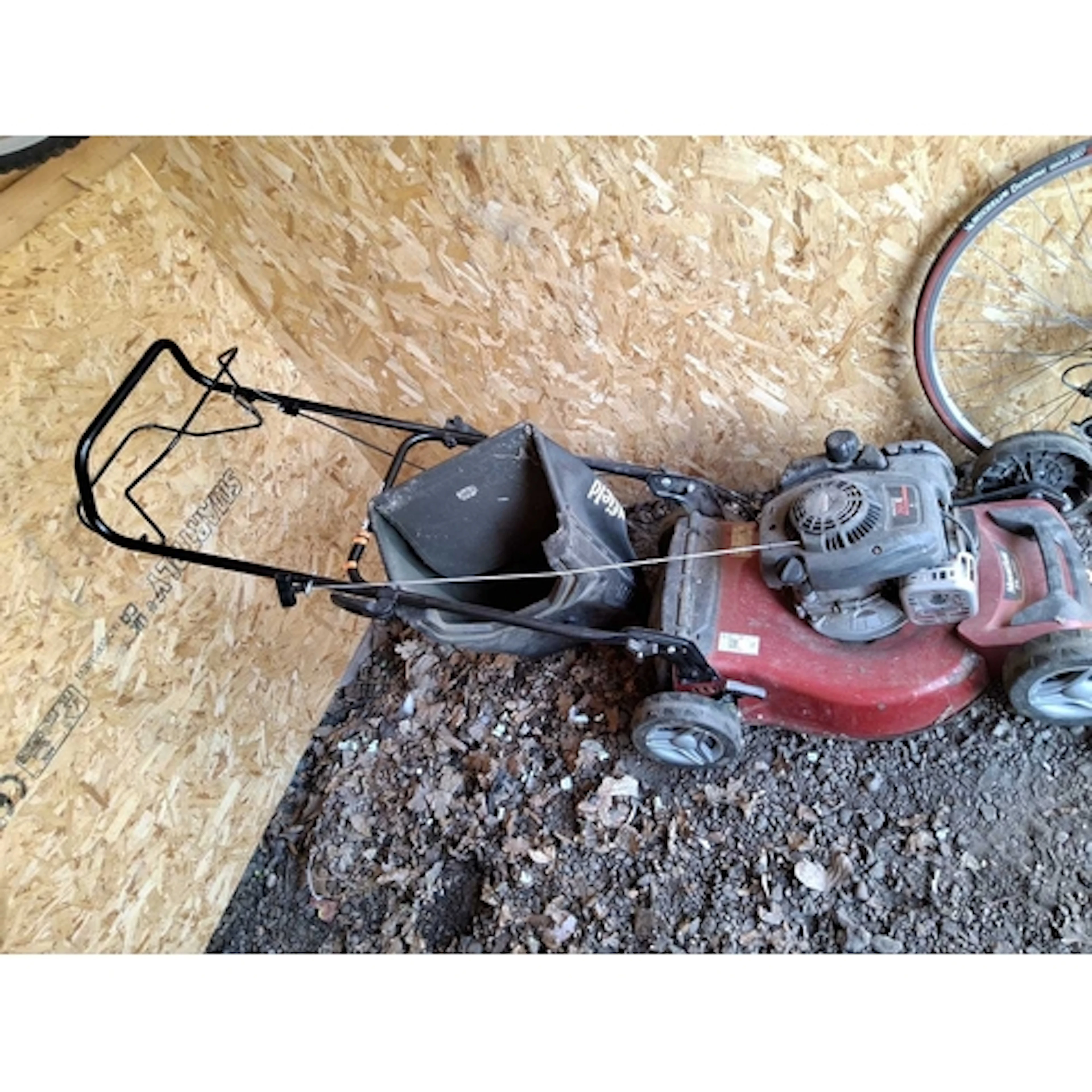 A MOUNTFIELD SP185 SELF-PROPELLED PETROL LAWN MOWER with gra...