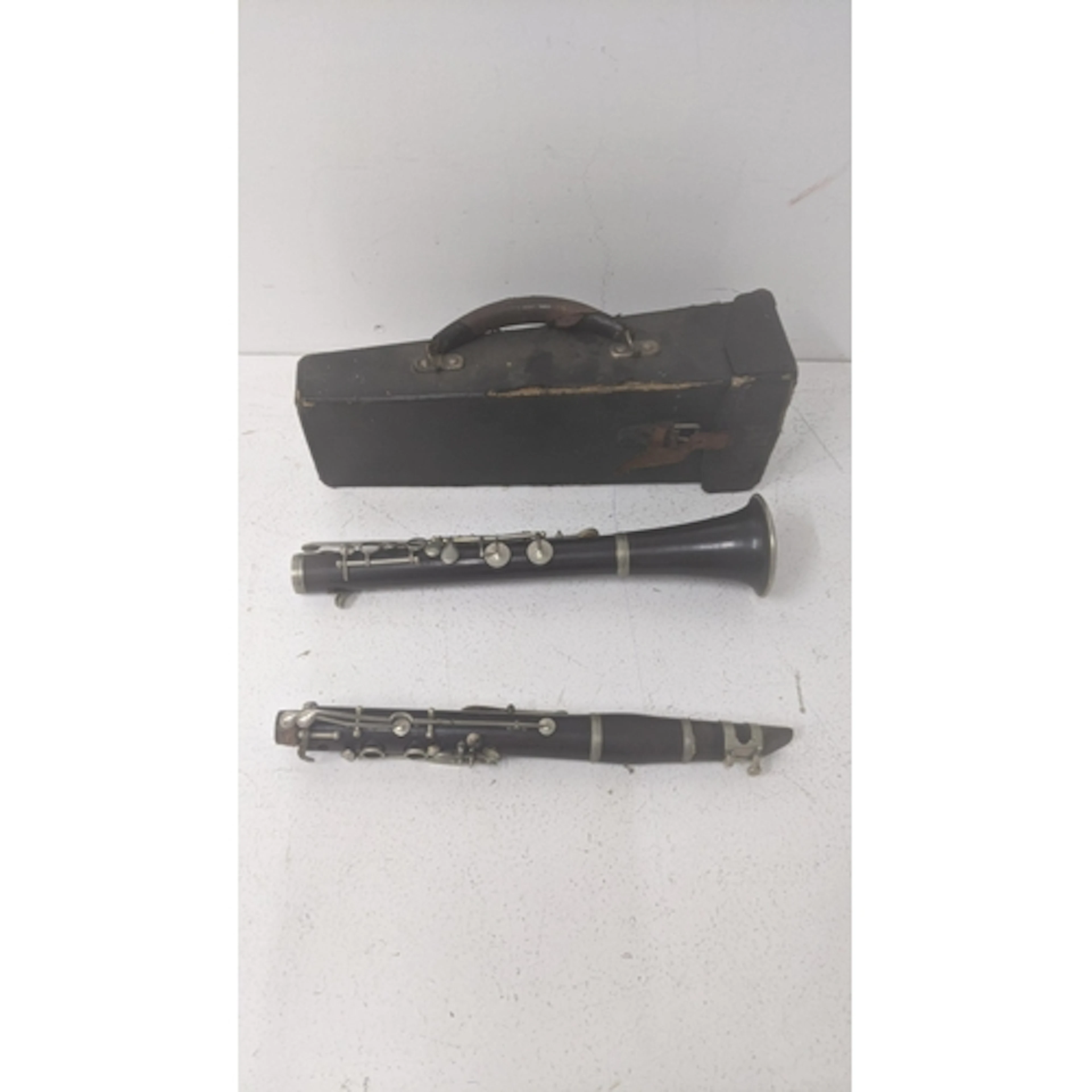 A vintage unbranded cased clarinet Location:A1B If there is ...